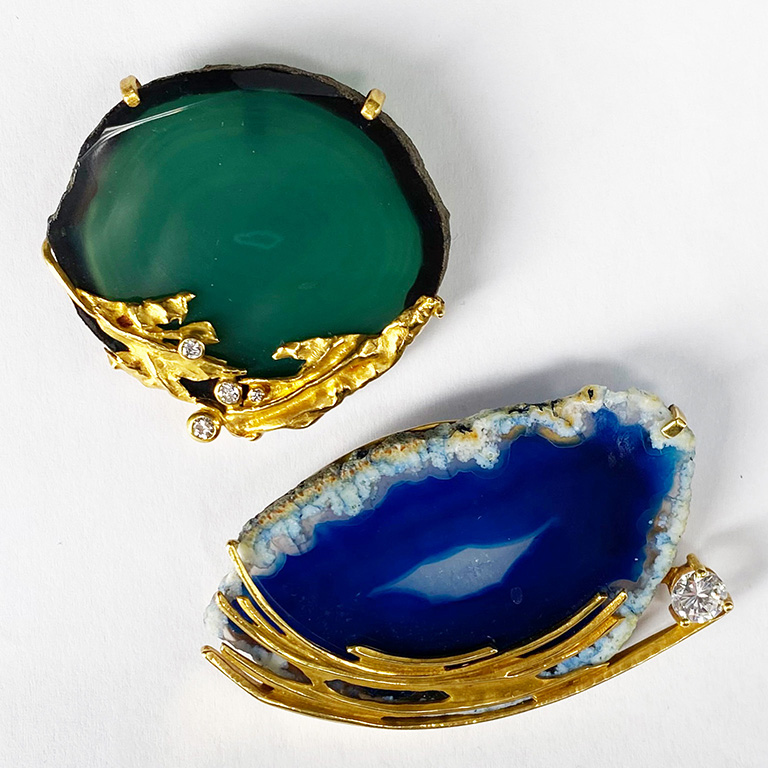 2 aparte Broschen in Blau- und Grünachat / two striking brooches in blue and green agate.