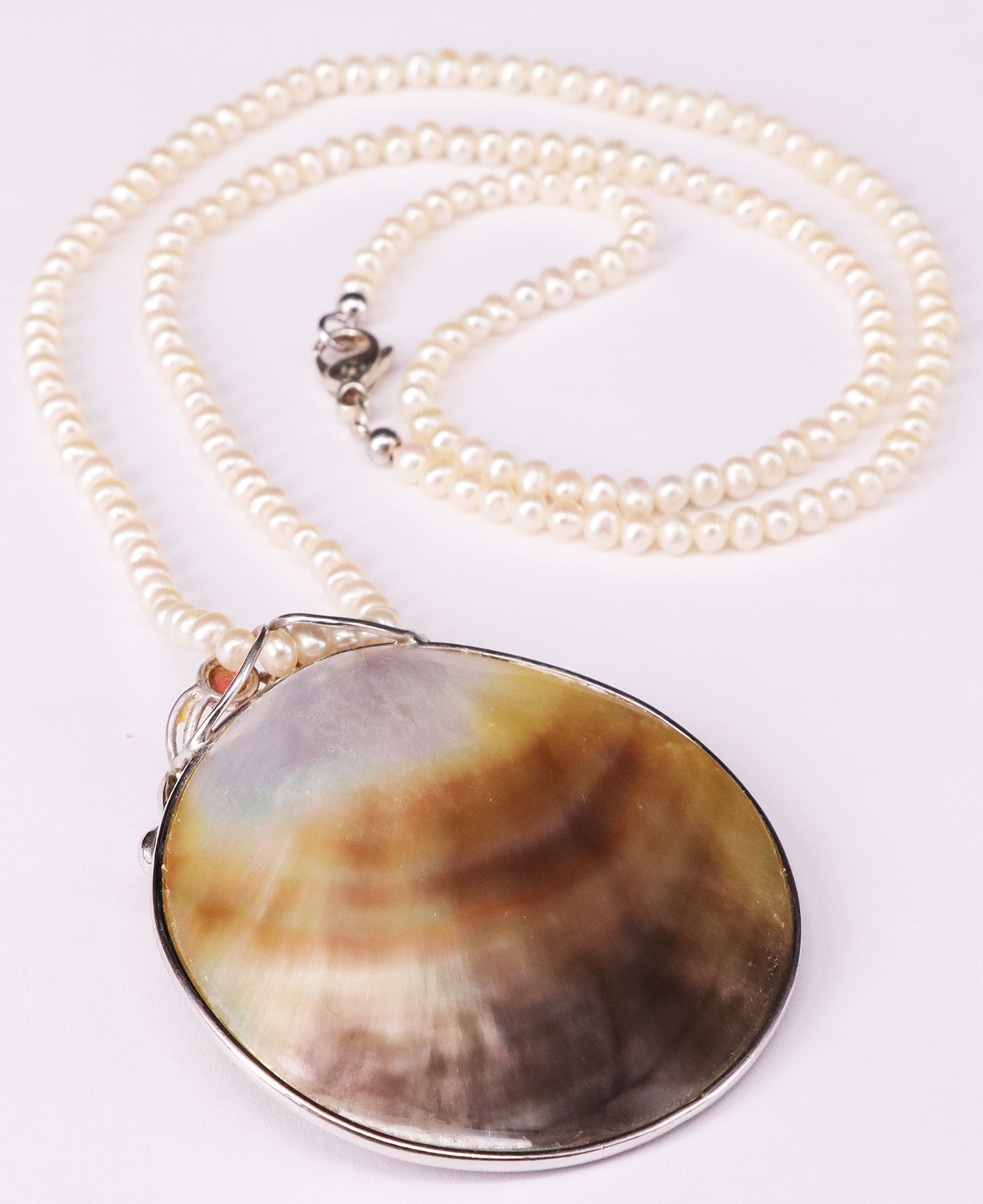 Kette aus Süßwasserperlen und Anhänger aus Muschel / Freshwater pearl necklace and shell pendant. - Image 2 of 2