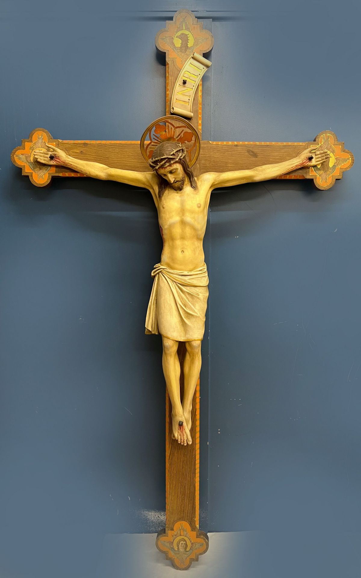 Großer Christus am Kreuz/ Large crucifixion. Mitte 19. Jh., mit den vier Symbolen für die