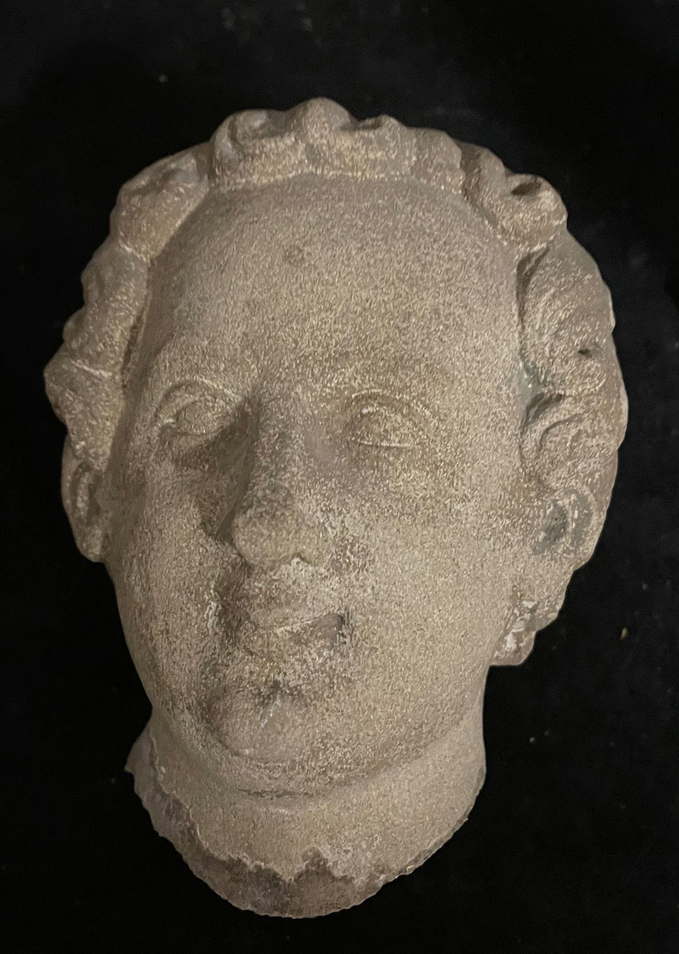 Wohl Frankreich 15./16. Jh., Kopf eines jungen Mannes mit lockigem Haar, Sandstein, Altersspuren, - Image 3 of 5