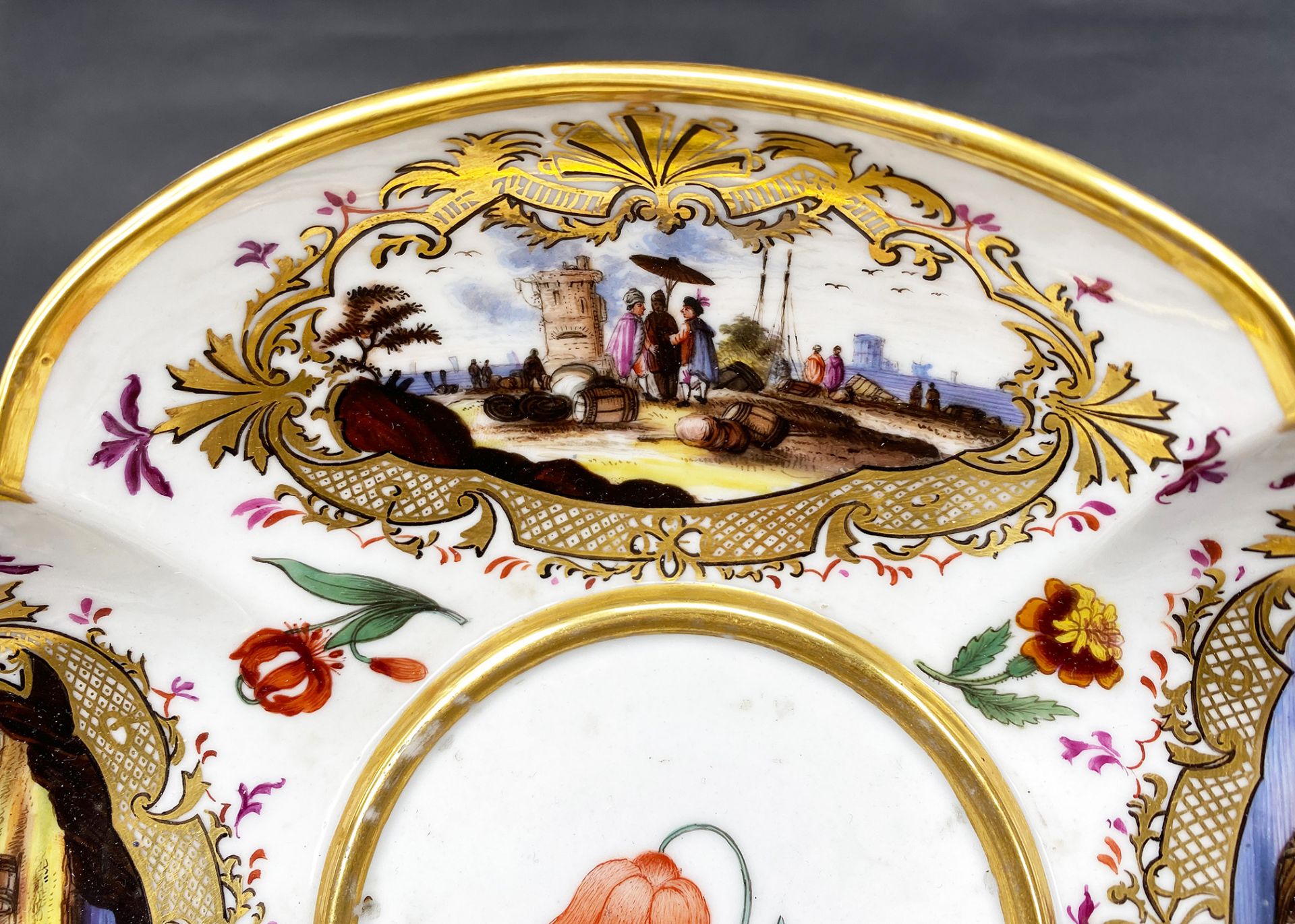 Meissen, Vierpass-Schale: oval-vierpassige Schale mit roter Blume im runden Spiegel, in den vier - Bild 4 aus 4