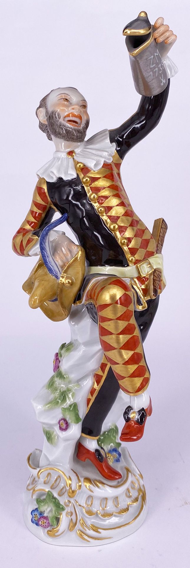 Meissen Figur "Harlekin mit Deckelkanne" aus der Serie "Commedia-dell' arte", farbig staffiert,