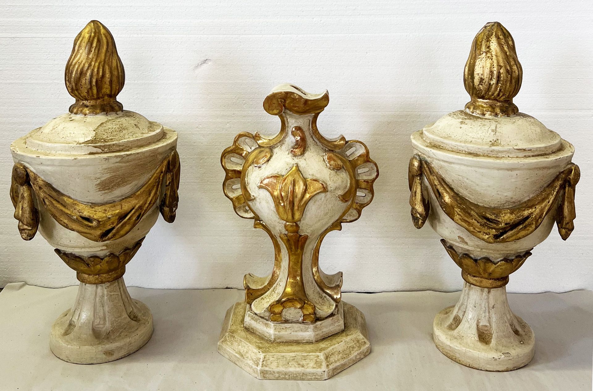 3 Altarvasen/ altar vases. Franken, barock und später, klassizistisch. 18. Jh./19. Jh., Holz, farbig