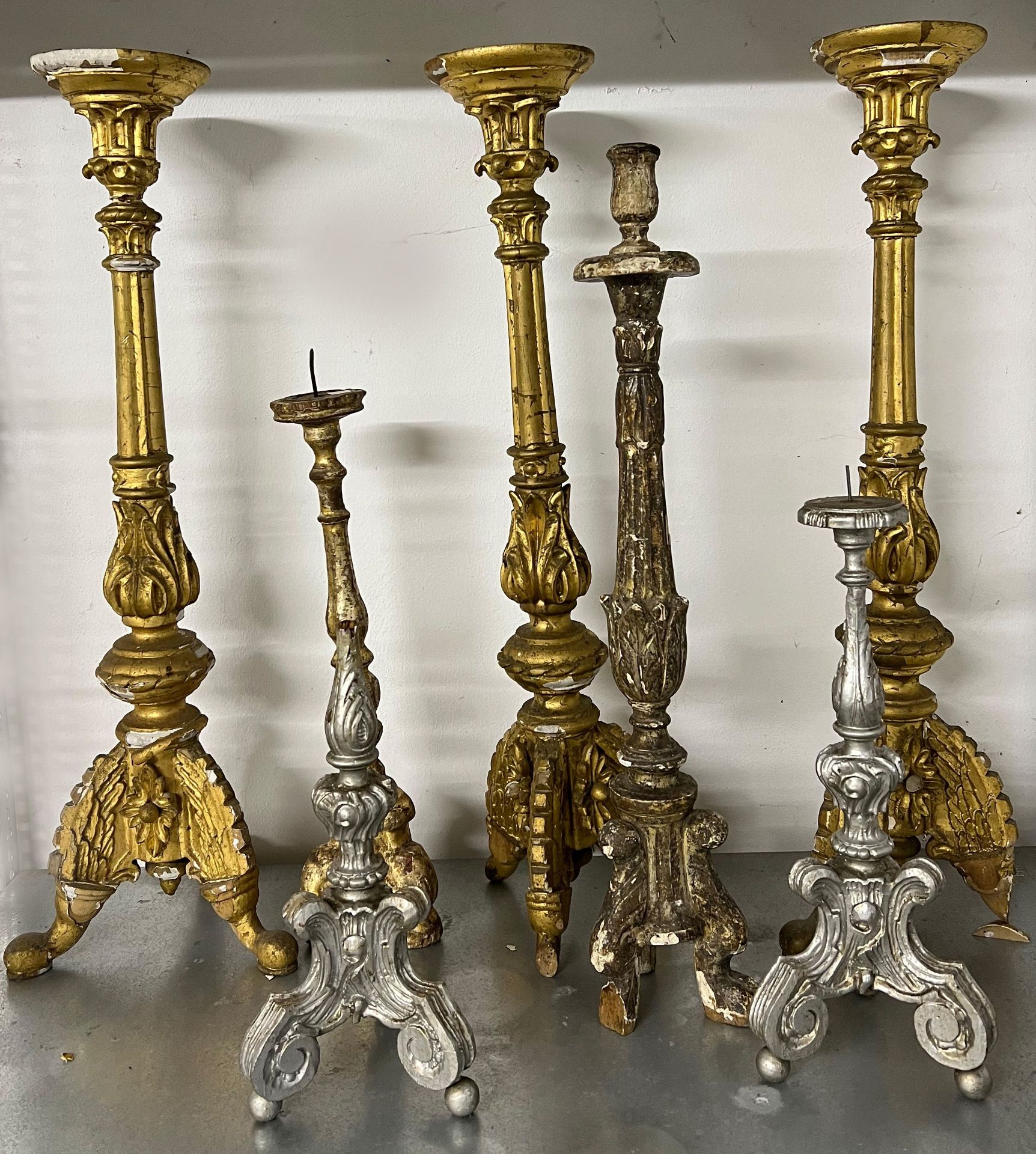 Konvolut von 7 Kirchenleuchtern/ collection of 7 church chandeliers, 18. /19. Jh., Holz, farbig
