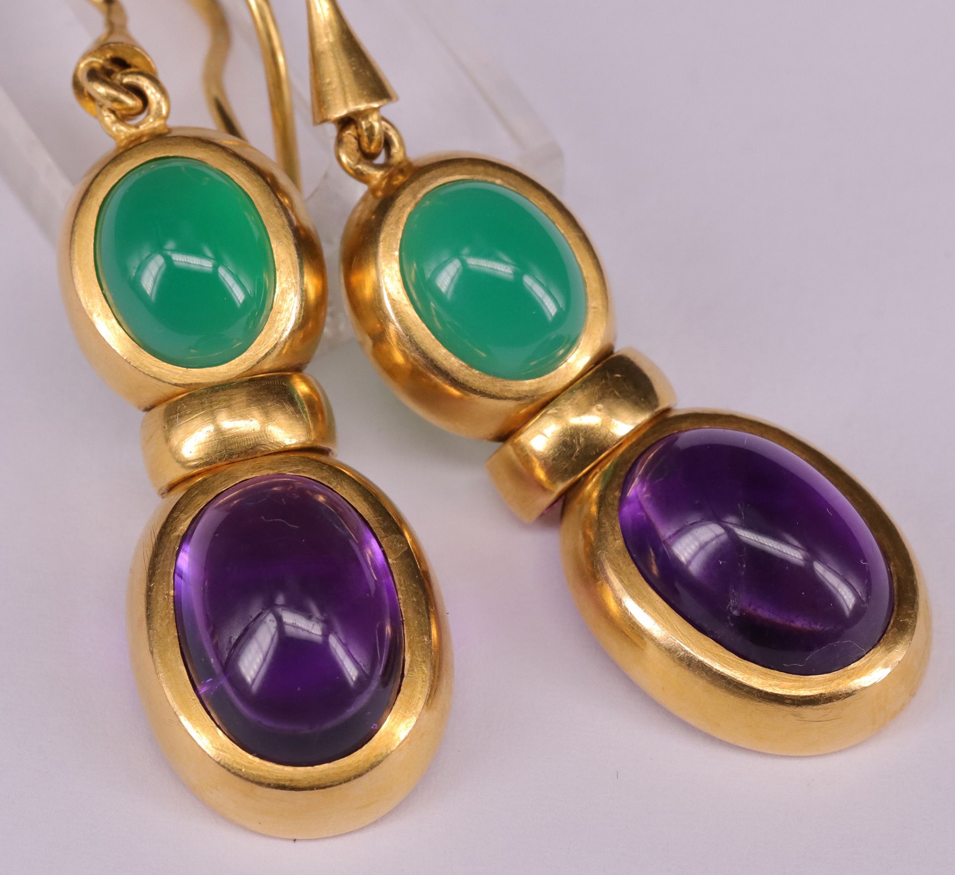 Paar Ohrhänger / pair of earrings. 750er GG, mit Amethyst und Chrysopal (?) Cabochons, L. 5,2 cm - Image 3 of 3