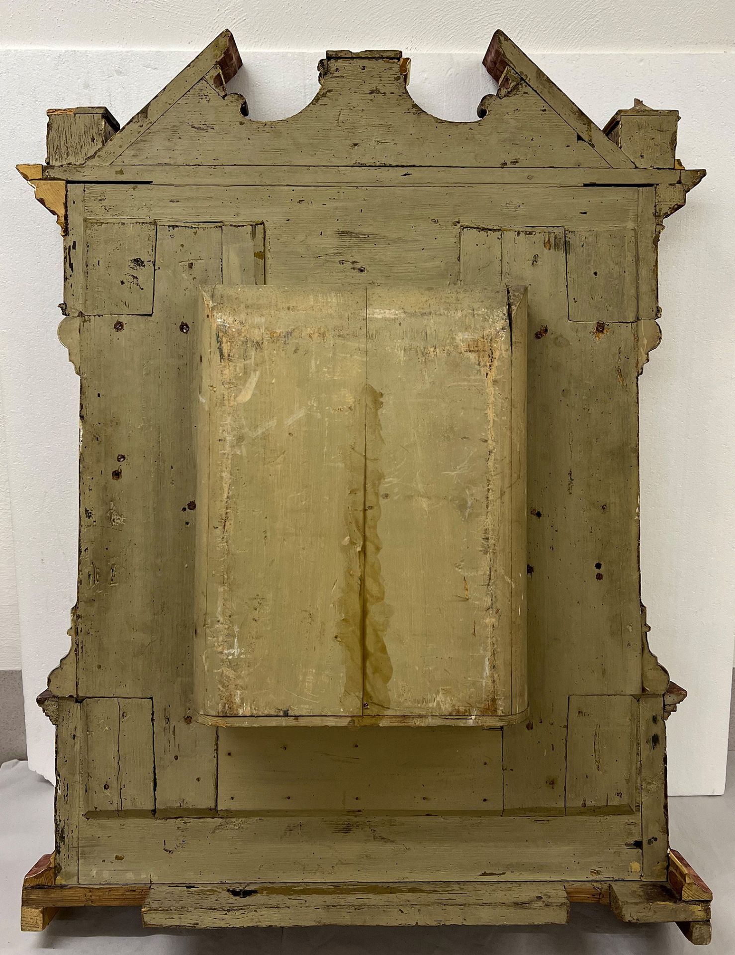 Modellaltar/ Model of an altar. Italien, 17. Jh., mit Nische für Figur, Originalfassung schwarz, - Image 5 of 5