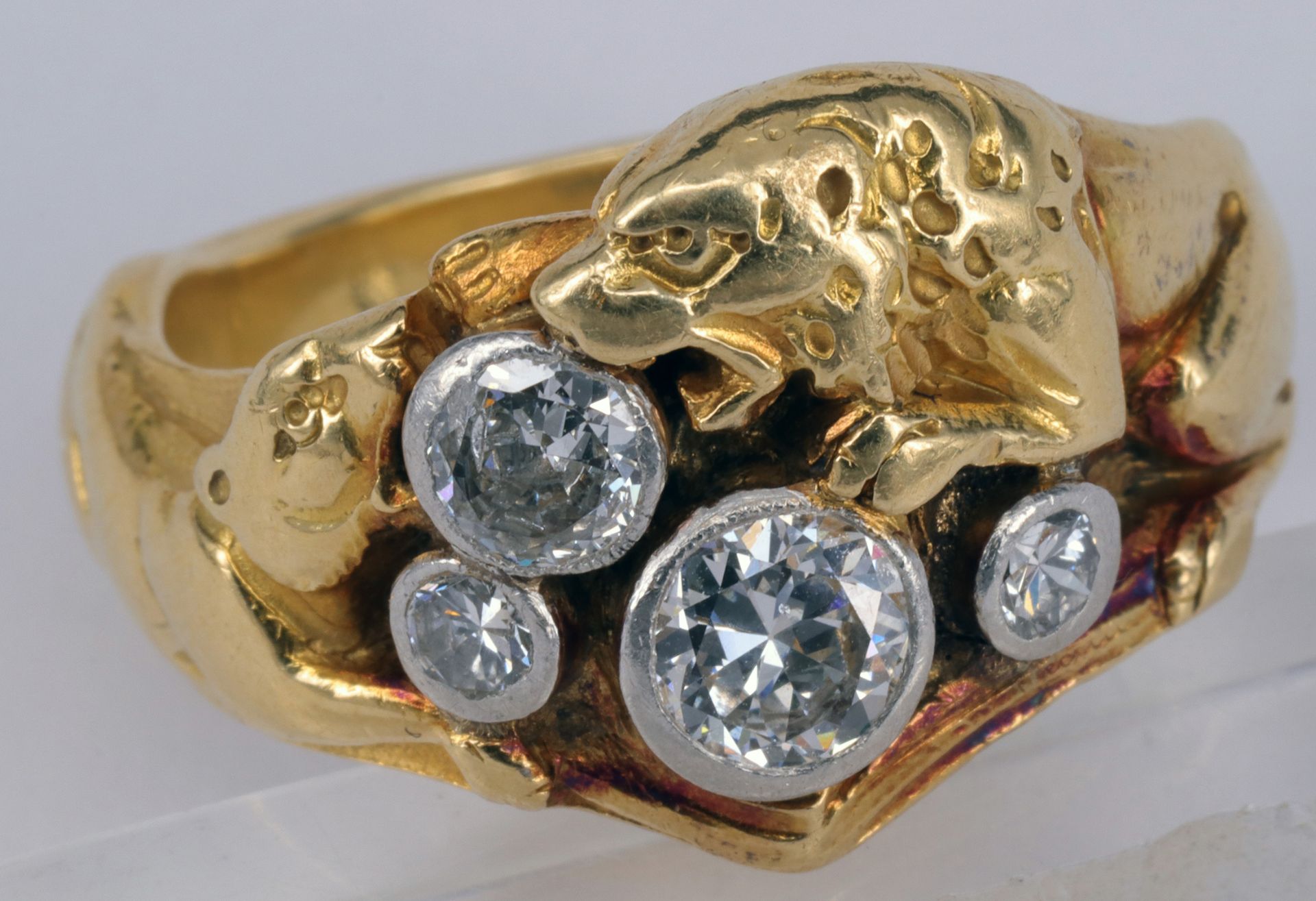 3 Objekte Schmuck: Herrenring, 750er GG (geprüft) mit Löwen und Löwin sowie vier Diamanten, insg. - Image 5 of 5