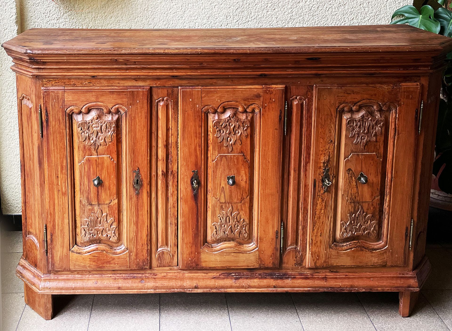 Buffet bzw Anrichte, Holz, mit Ornamentik, rückseitig offen, Innenleben neu, Altersspuren, 111 x 188