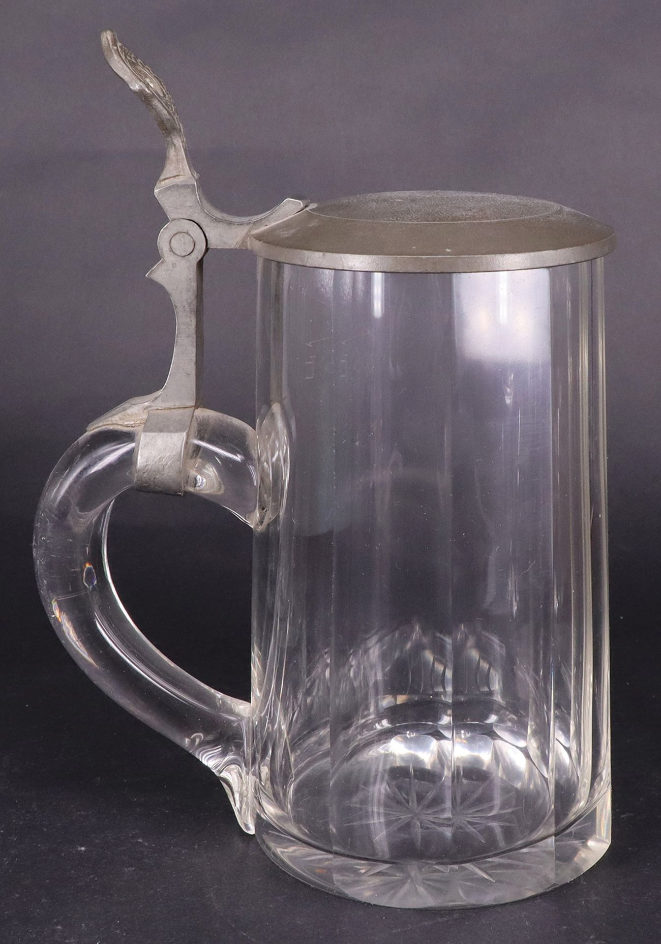 Konvolut aus vier Krügen, Glas und Holz, um 1800: Glaskrug aus helllila Glas mit Schliffdekor, - Image 12 of 17