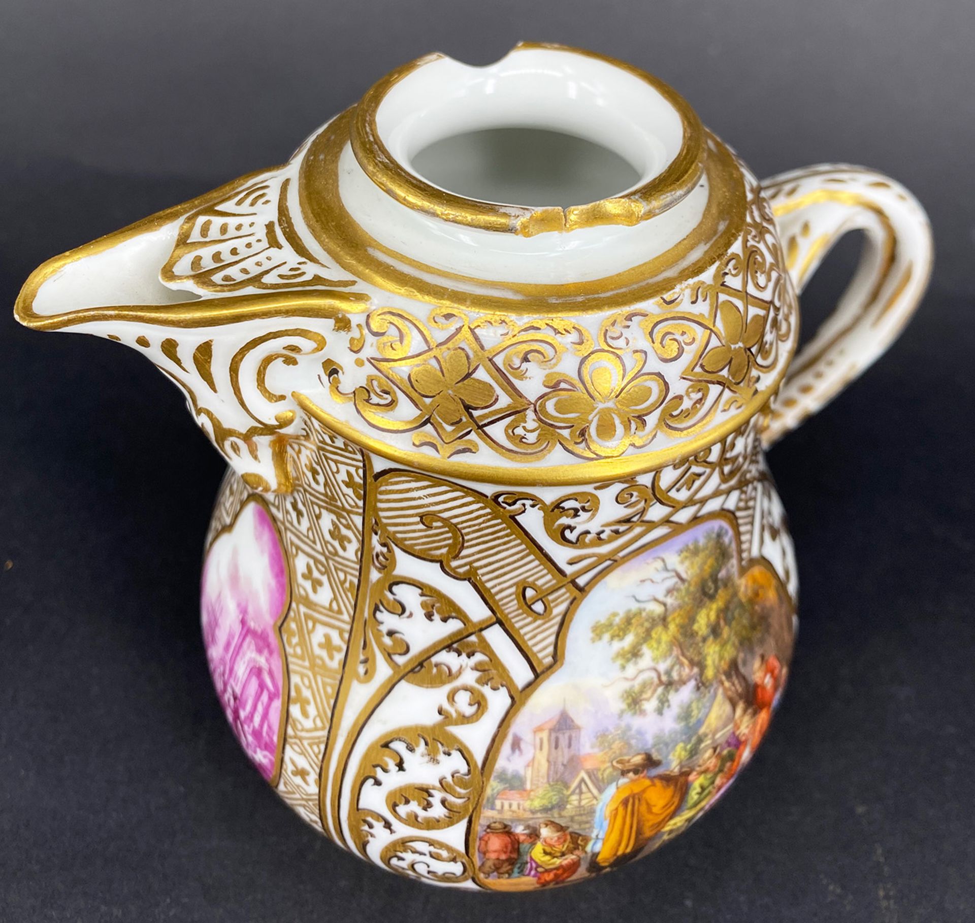 Meissen, Kännchen mit Metalldeckel, bauchiger Korpus mit Blatthenkel, schauseitig zwei bäuerlichen - Image 4 of 7