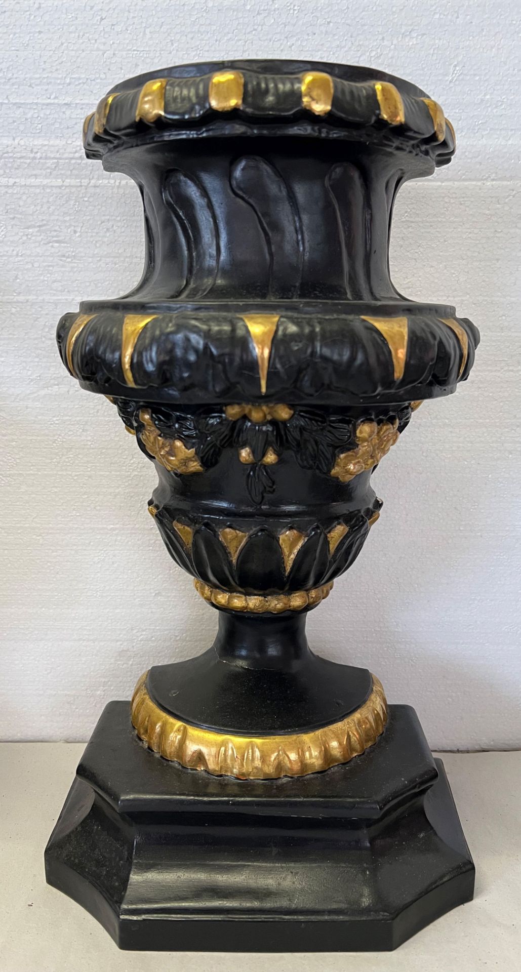 3 Altarvasen/ 3 altar vases. Franken, 18./19. Jh. Fassungen ergänzt, schwarz-gold erneuert, H. - Bild 2 aus 4
