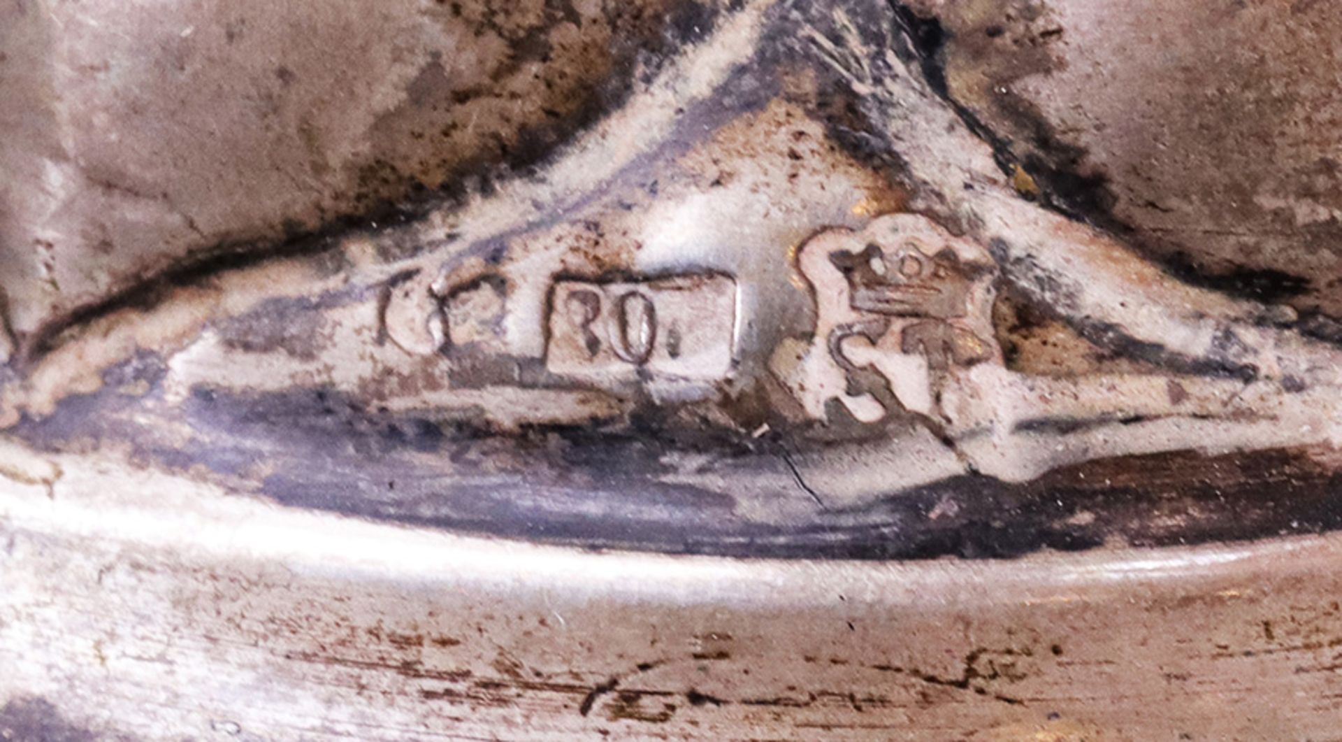 Buckelpokal, Silber, 19. Jh., sechsfach gebuckelter Fuß, schlanker Säulenschaft als Baumstamm mit - Image 2 of 2