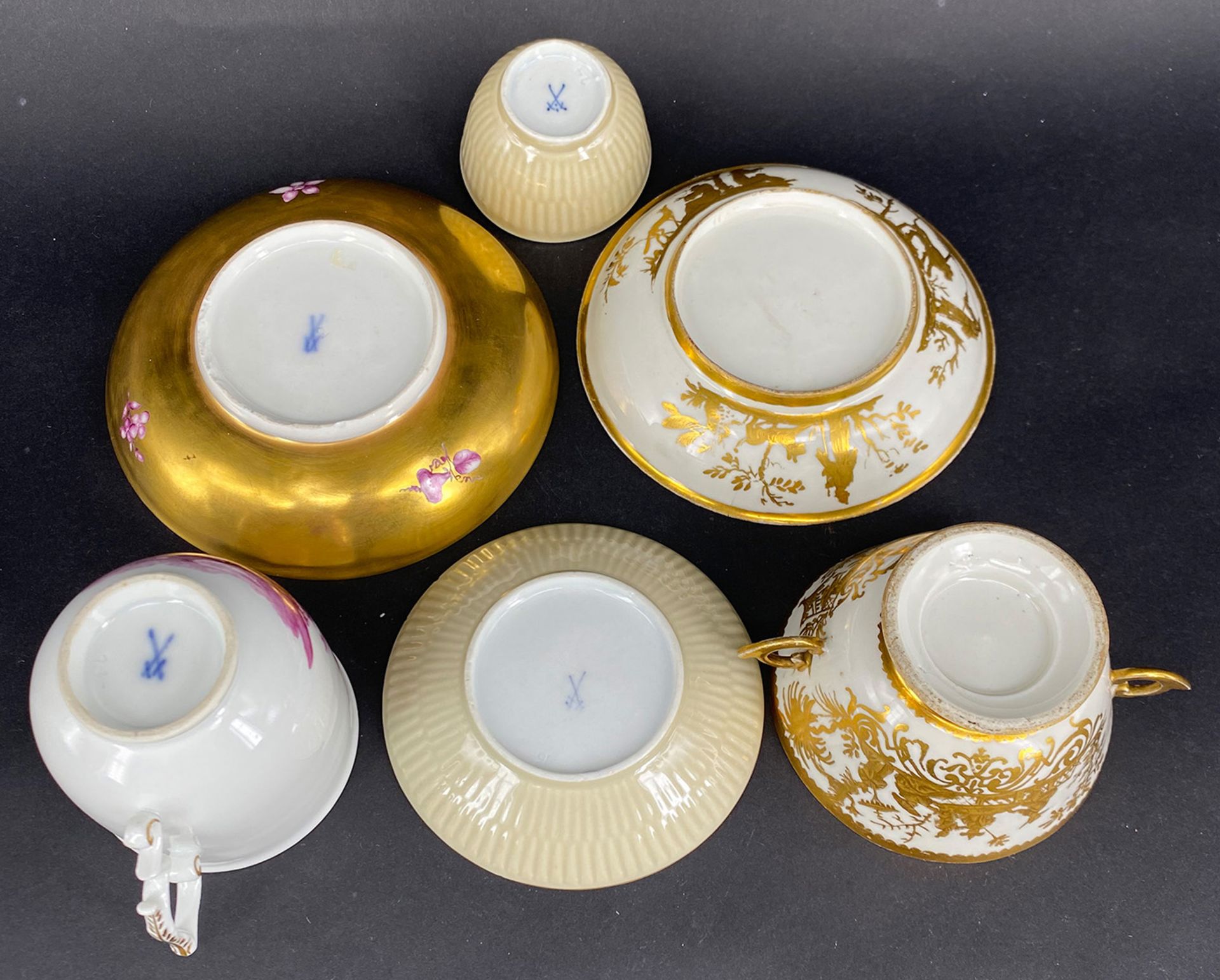 Meissen, drei Tassen mit Goldfond: Tasse und Untertasse mit galanten Paaren in Camaieu-Purpur- - Bild 2 aus 3