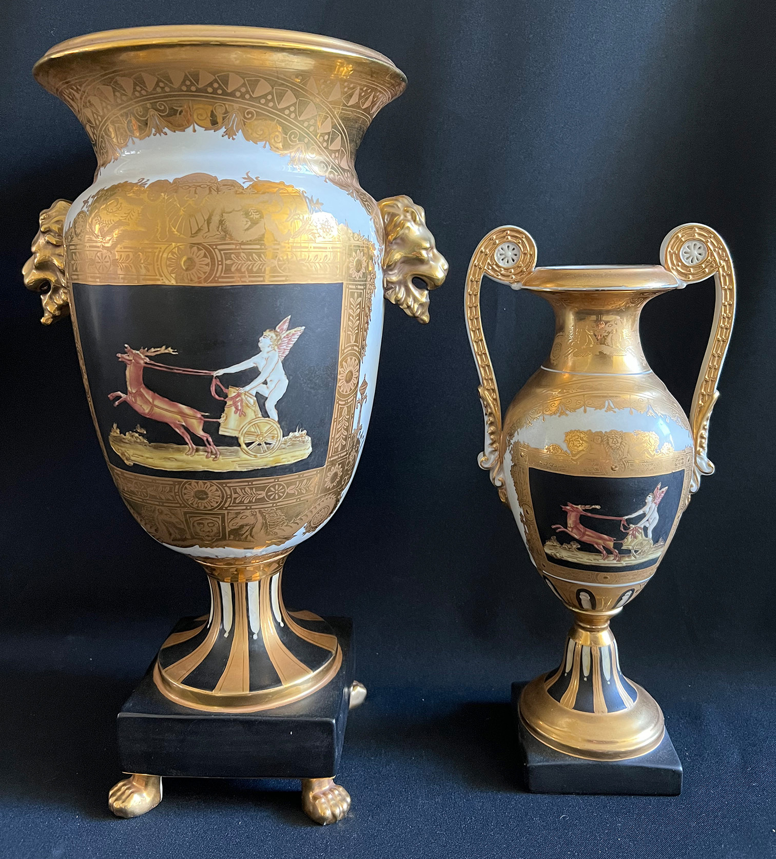 2 Prunkvasen in Form von griechischen Amphoren, klassischer Stil, Art Empire, mit ähnlicher