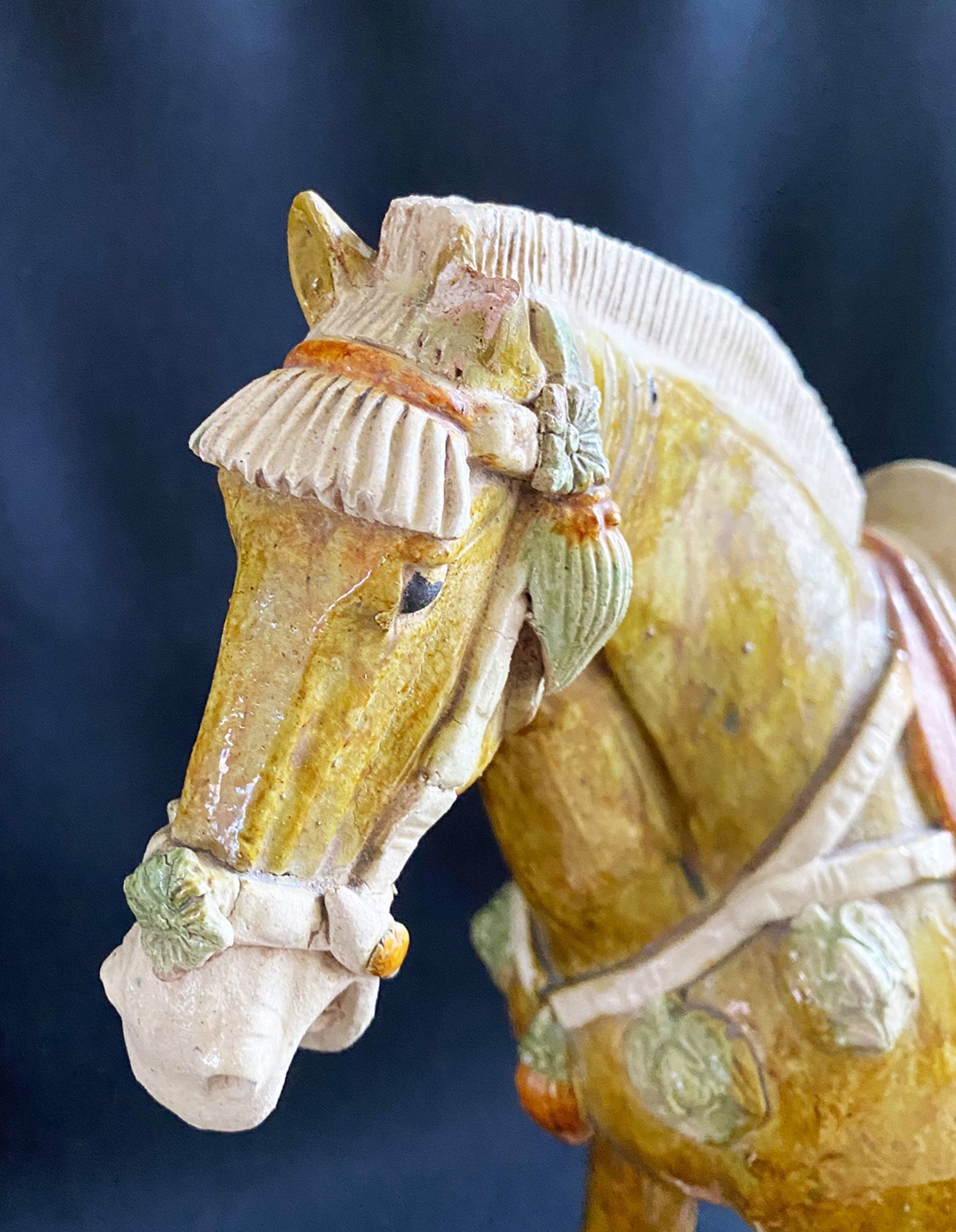 Asia Wächterin (H. 31,5 cm) und Pferd (35 x 40 cm), farbig glasiert, Alter unbekannt, Zugabe: - Bild 6 aus 7