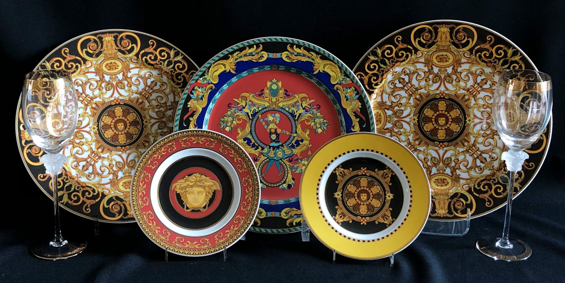 Rosenthal, Entwurf Gianni Versace, 3 große und 2 kleine Teller: Barocco, Le Roi Soleil, Medusa,