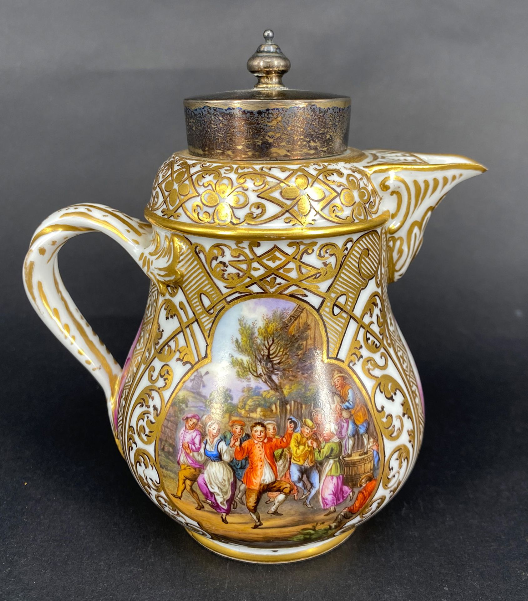 Meissen, Kännchen mit Metalldeckel, bauchiger Korpus mit Blatthenkel, schauseitig zwei bäuerlichen