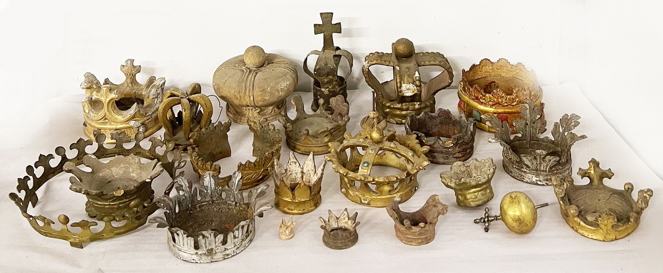 Konvolut von 22 Kronen/ collection of 22 crowns. Sammlungsauflösung, 18/19. Jh., Holz, Messing, - Image 2 of 3