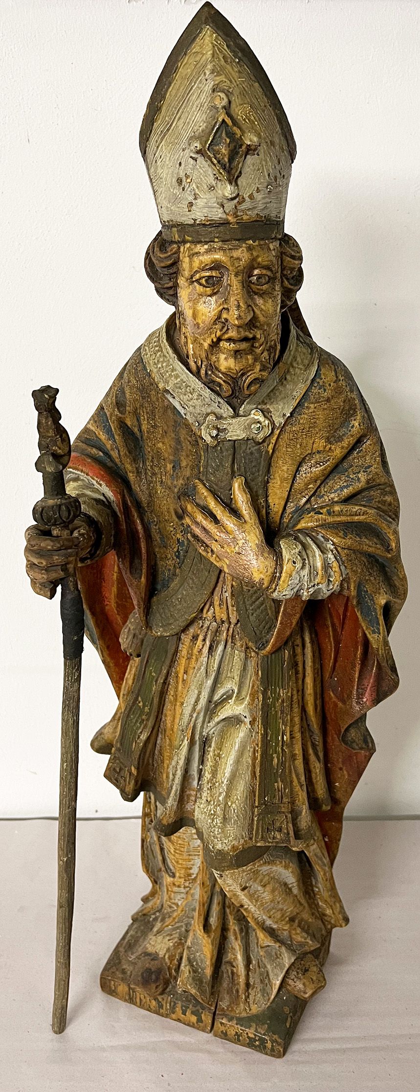 Bischof/ bishop. 18. Jh., Holz, farbig gefasst, mit Hirtenstab (besch.), Altersspuren, H. 66 cm