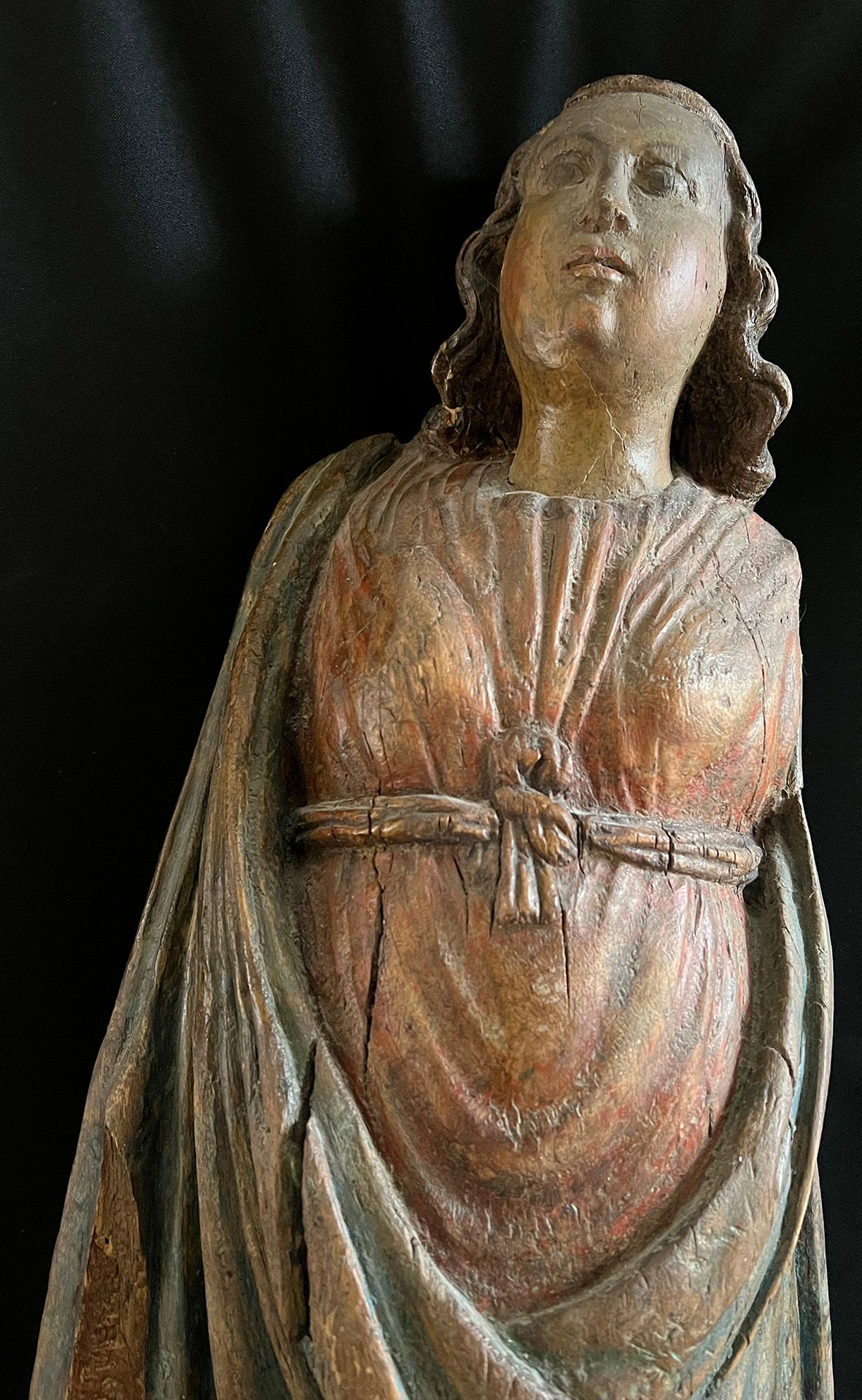 Süddeutsch, 15./16. Jh., gotische Maria, Holz, farbig gefasst. Sehr schönes Gewand mit rotem, - Image 2 of 4