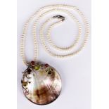 Kette aus Süßwasserperlen und Anhänger aus Muschel / Freshwater pearl necklace and shell pendant.