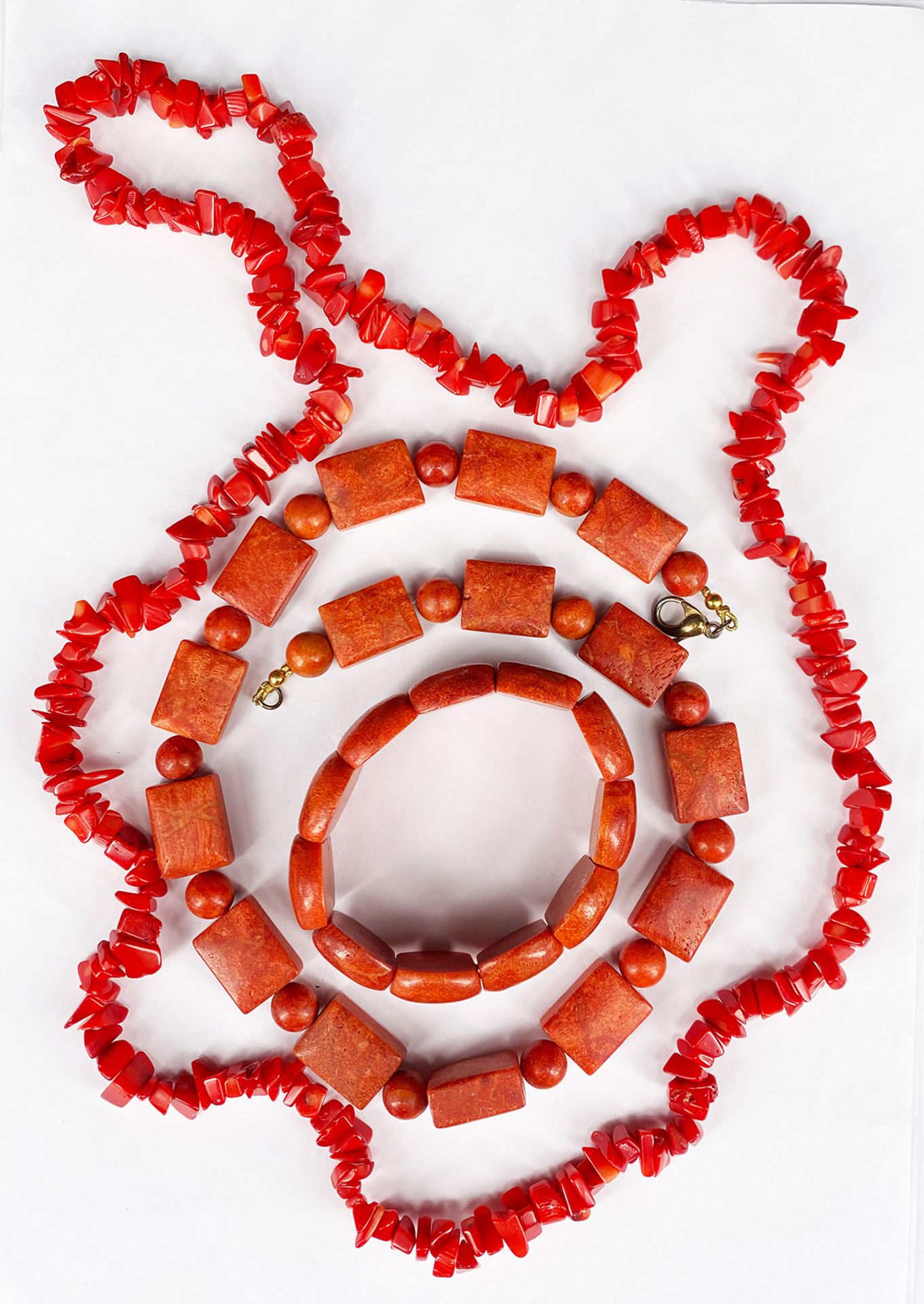Konvolut Ketten / Collection of chains. Diverse Korallenketten, ein Set mit Armband; Azurit-Malachit - Bild 6 aus 8