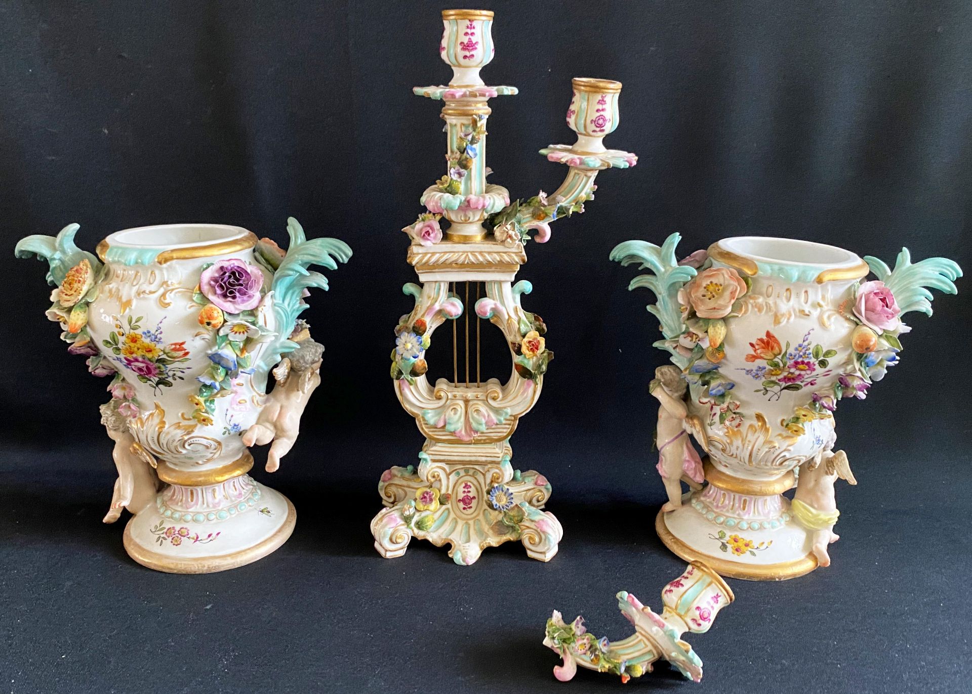 Paar Potpourri-Vasen, Volkstedt und ein dreiflammiger Kerzenleuchter mit polychromer Bemalung und - Image 7 of 8