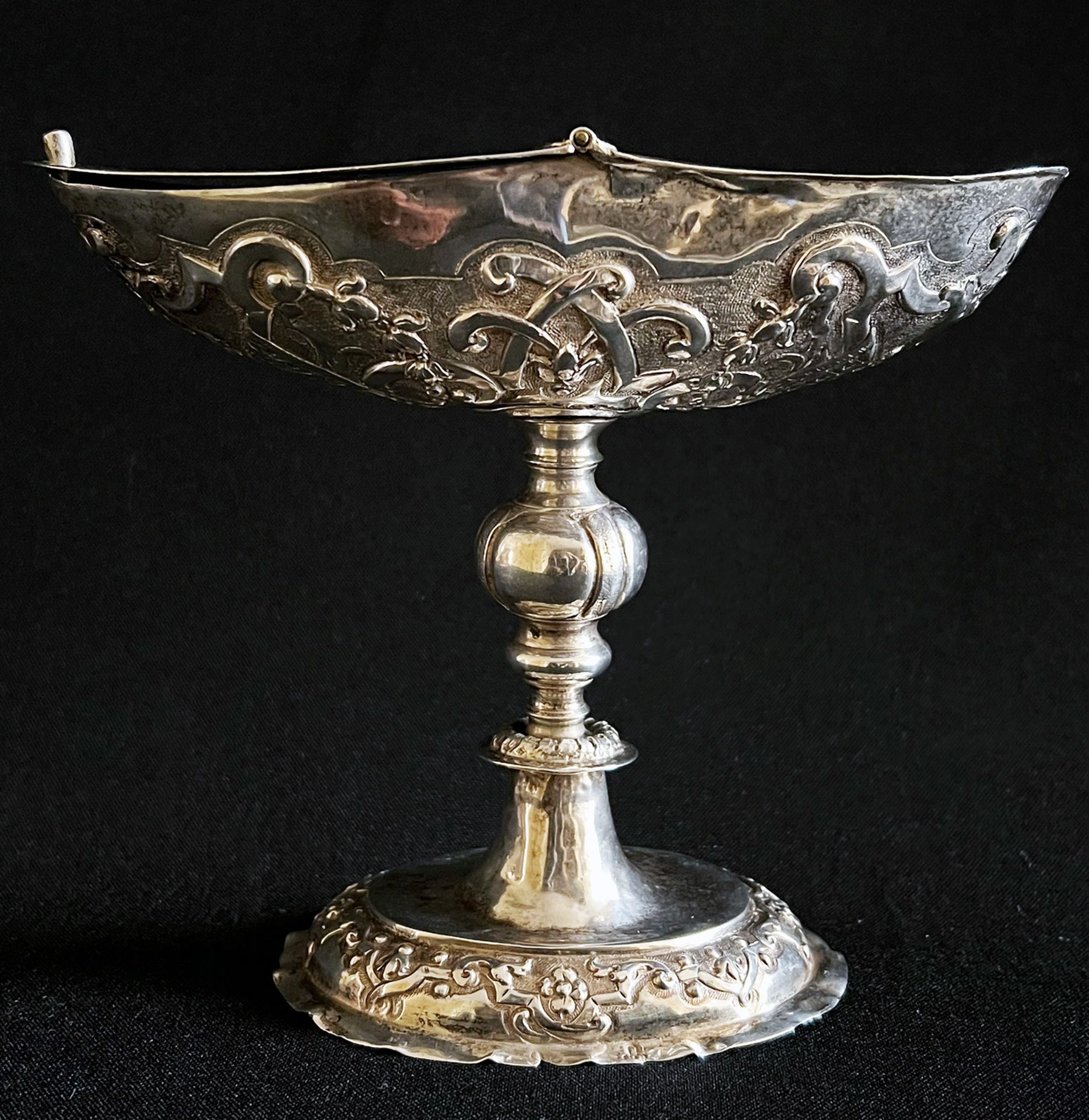 Weihrauchschiff/ Incense boat, 17./18. Jh., Silber (geprüft), mit aufklappbarem Deckel, mit - Bild 4 aus 7