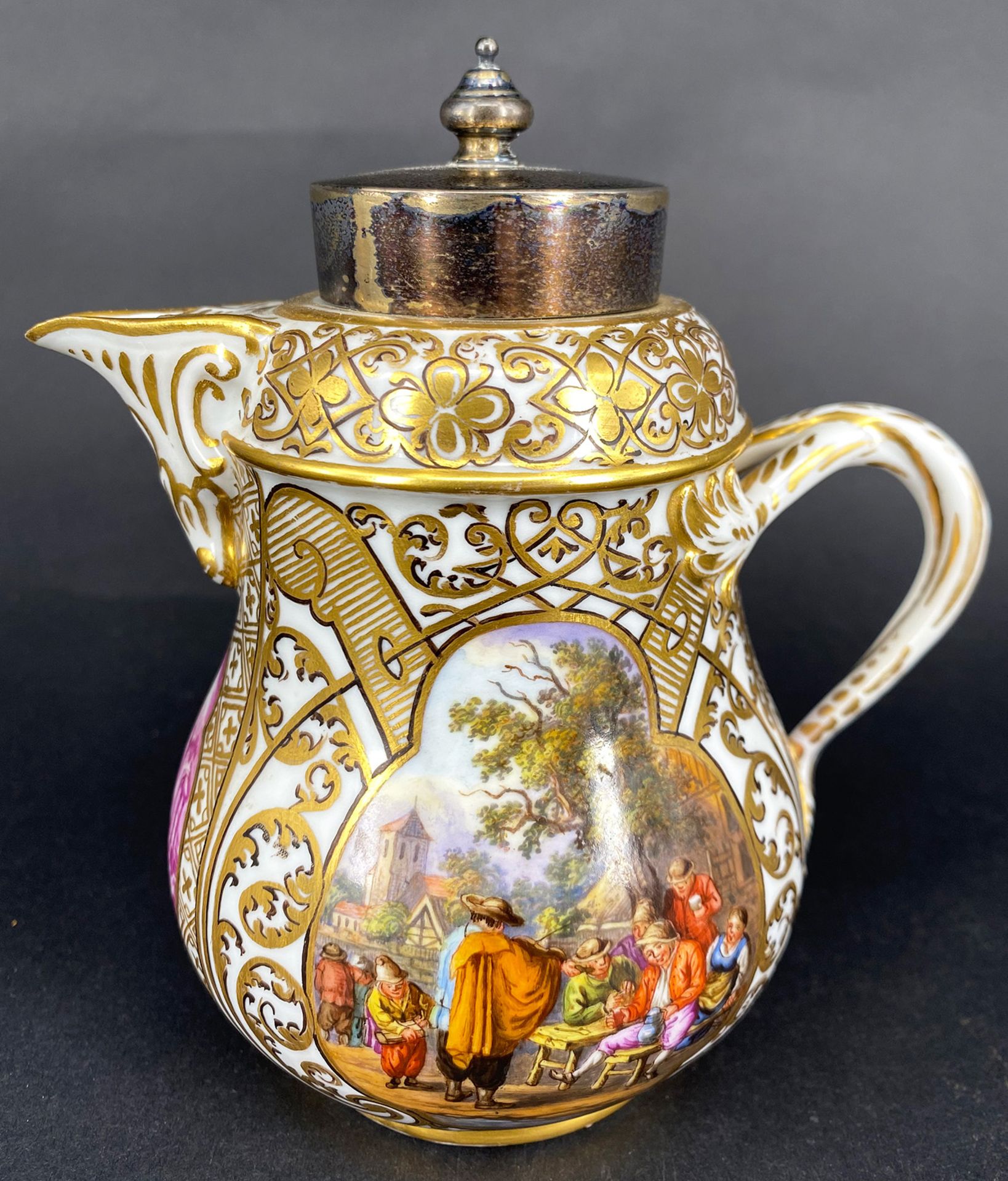 Meissen, Kännchen mit Metalldeckel, bauchiger Korpus mit Blatthenkel, schauseitig zwei bäuerlichen - Bild 6 aus 7