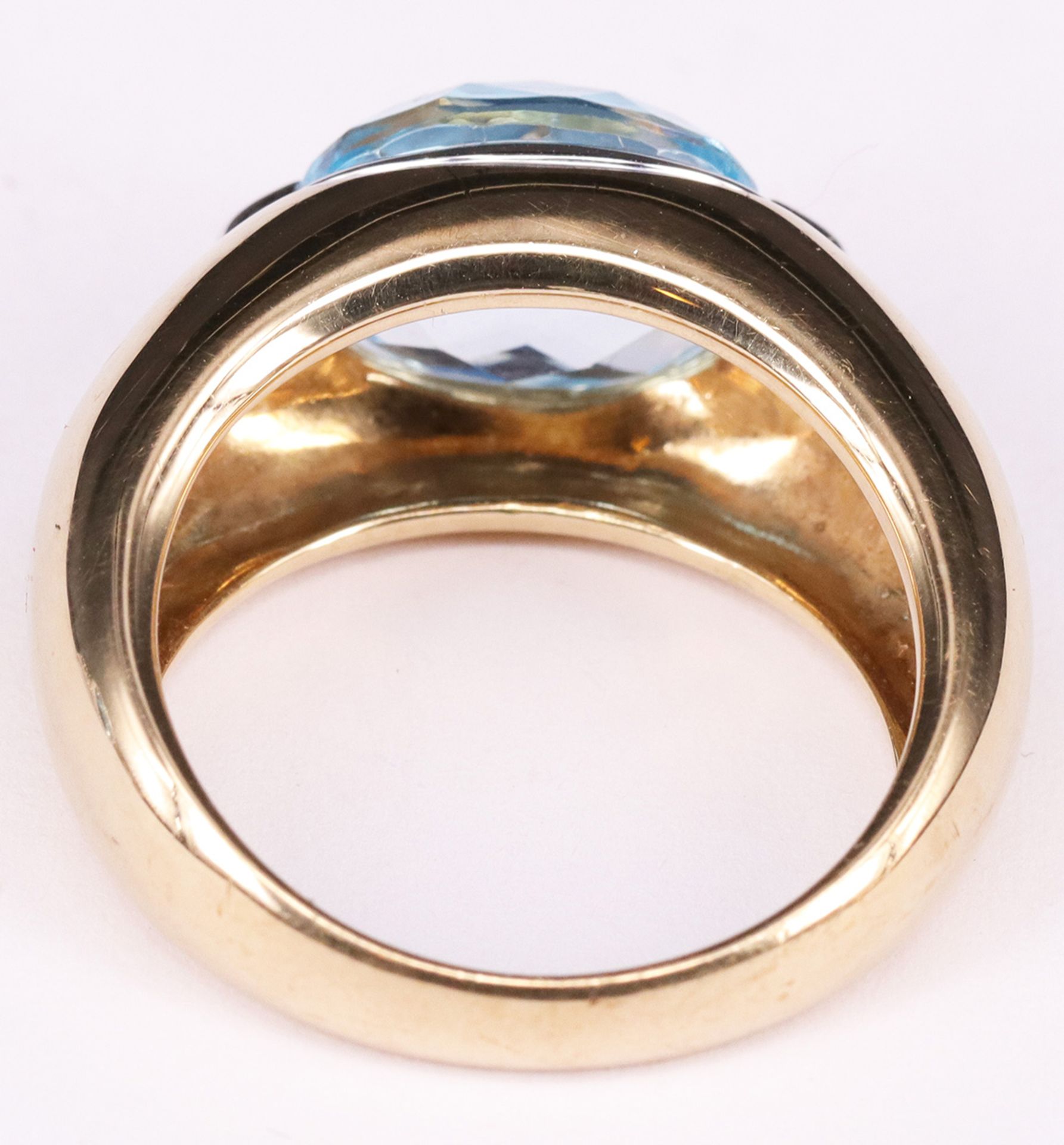 Zwei Damenringe mit hellblauem Topas: breiter Ring mit großem Stein und kleinen Brillianten, 750er - Image 9 of 12