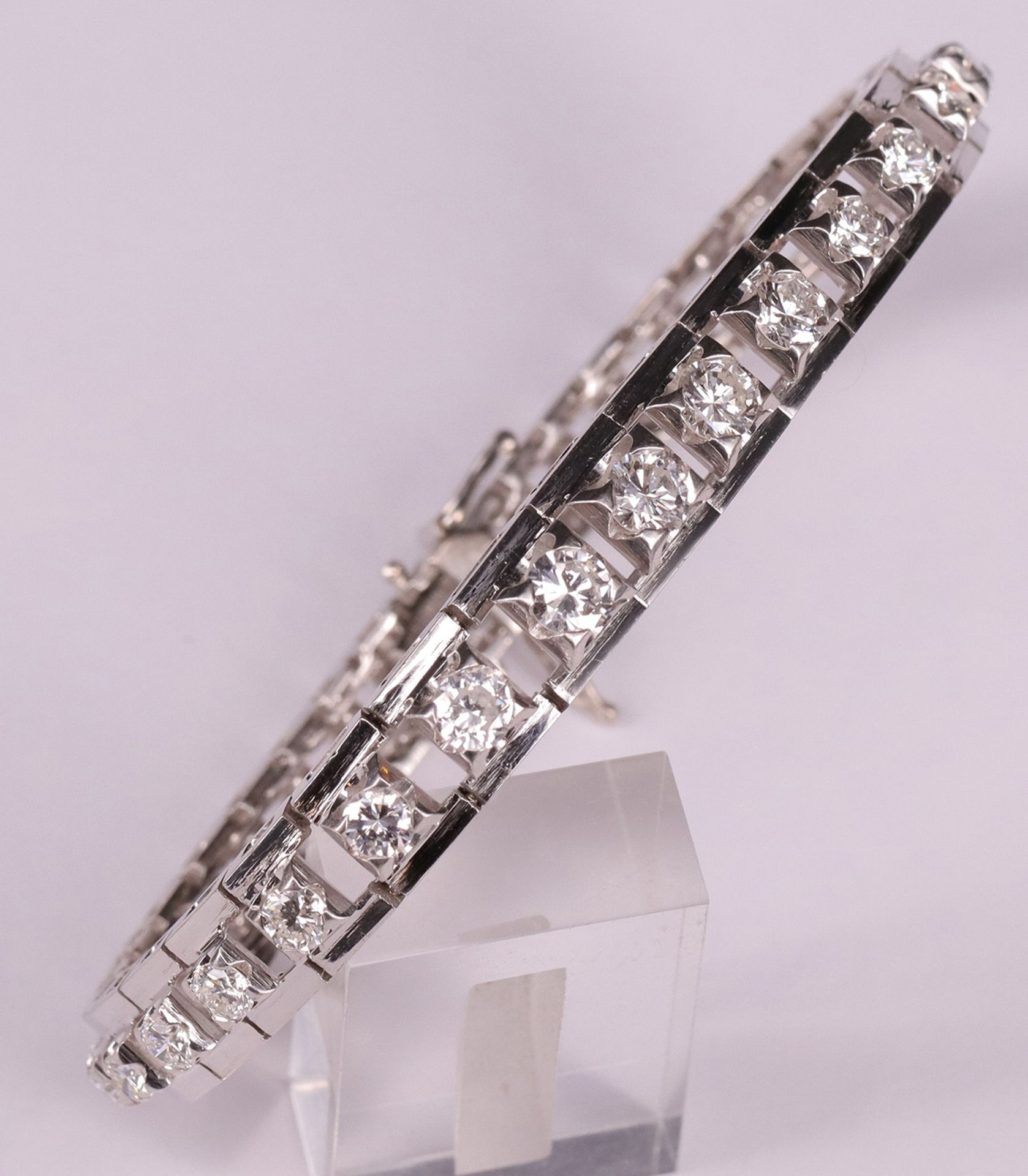 Armband mit Diamanten, 585er WG, mit 34 Brillanten, ca. 6 ct, davon die größten mit je 5 mm D. - Bild 3 aus 3