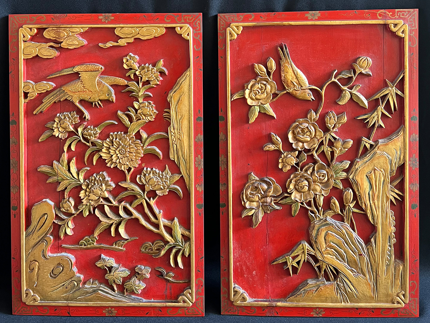 China, 19. Jh., Wandpaneele mit Blumen und Vögeln, Holz, geschnitzt, rotgrundig, vergoldet, - Image 3 of 8