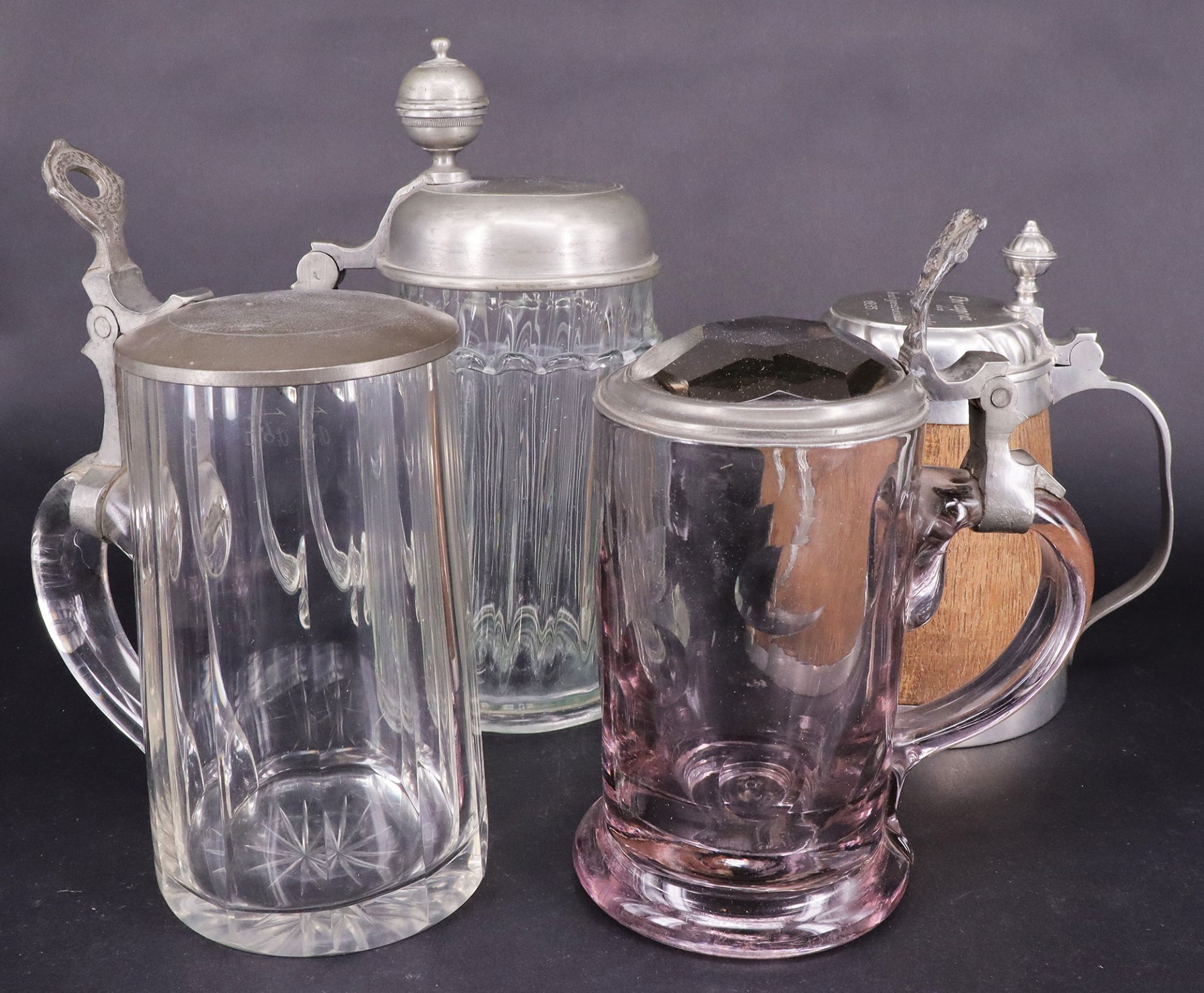 Konvolut aus vier Krügen, Glas und Holz, um 1800: Glaskrug aus helllila Glas mit Schliffdekor,