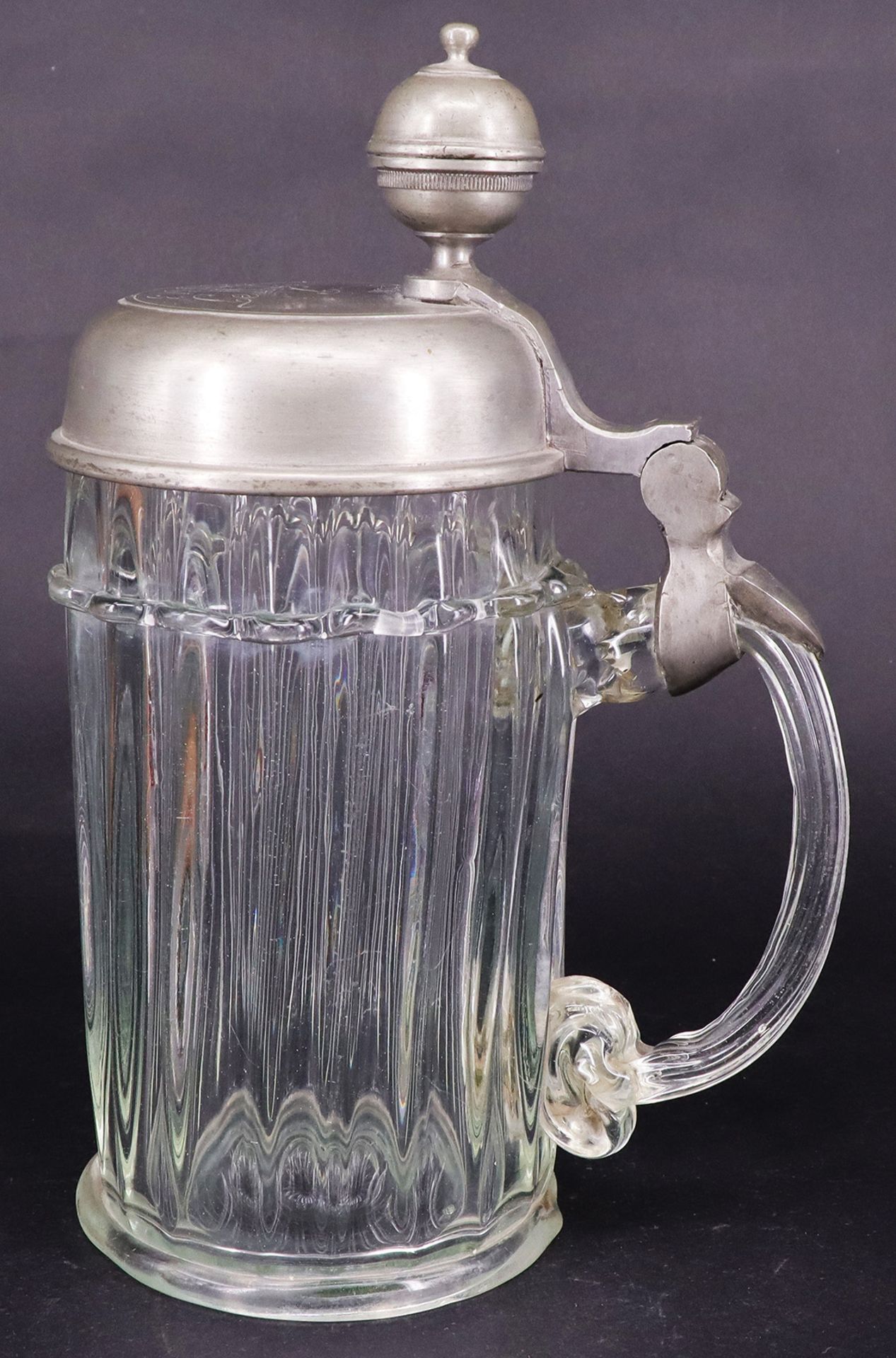 Konvolut aus vier Krügen, Glas und Holz, um 1800: Glaskrug aus helllila Glas mit Schliffdekor, - Image 15 of 17