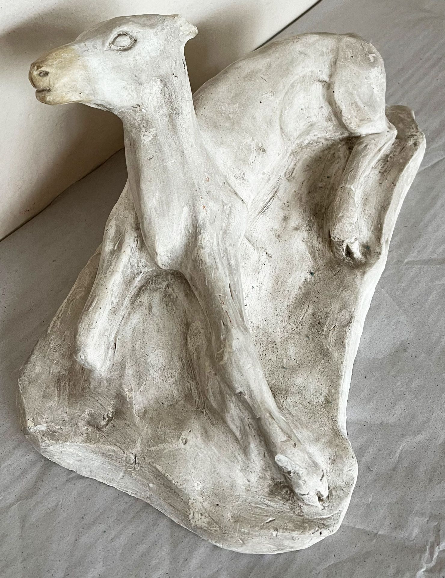 Reh, Stuck/ Roe deer, stucco. Bildhauer aus Tübingen, ein Ohr fehlt, Altersspuren, 42 x 24 x 20 cm - Image 3 of 6