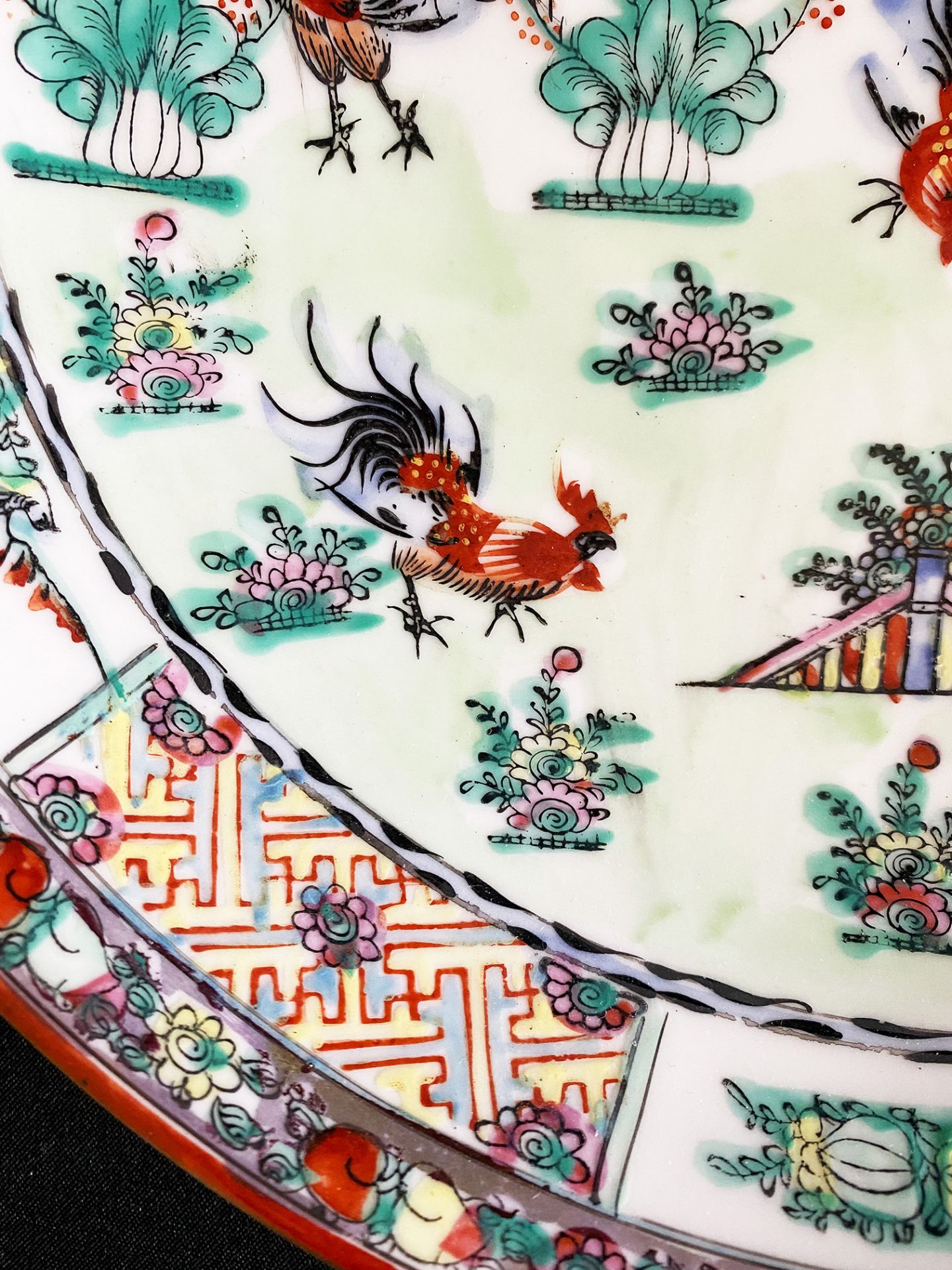 Großer chinesischer Teller mit bunter Malerei und Goldrand, ornamentale Muster auf der Fahne sowie - Image 3 of 4