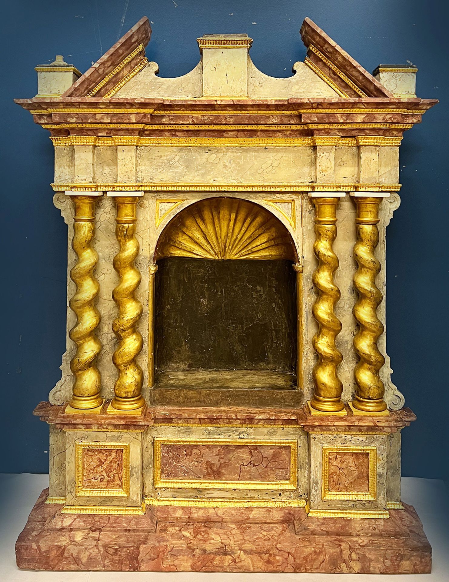 Modellaltar/ Model of an altar. Italien, 17. Jh., mit Nische für Figur, Originalfassung schwarz, - Image 4 of 5