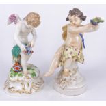 Zwei Porzellan-Figuren, Meissen, "Amor, Herzen bindend": auf Rocaillensockel ein Amor, ein