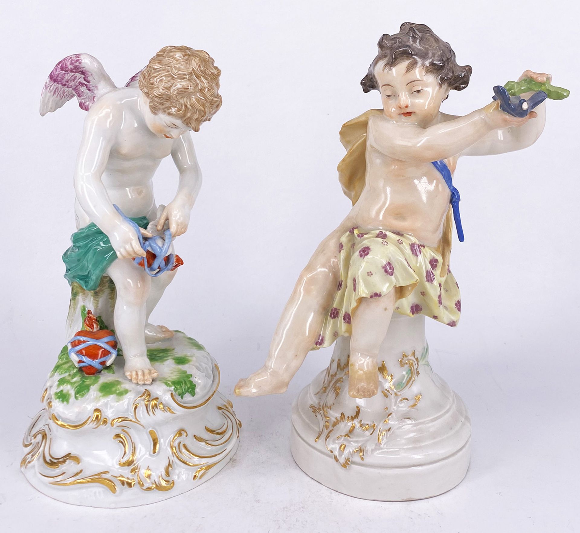 Zwei Porzellan-Figuren, Meissen, "Amor, Herzen bindend": auf Rocaillensockel ein Amor, ein