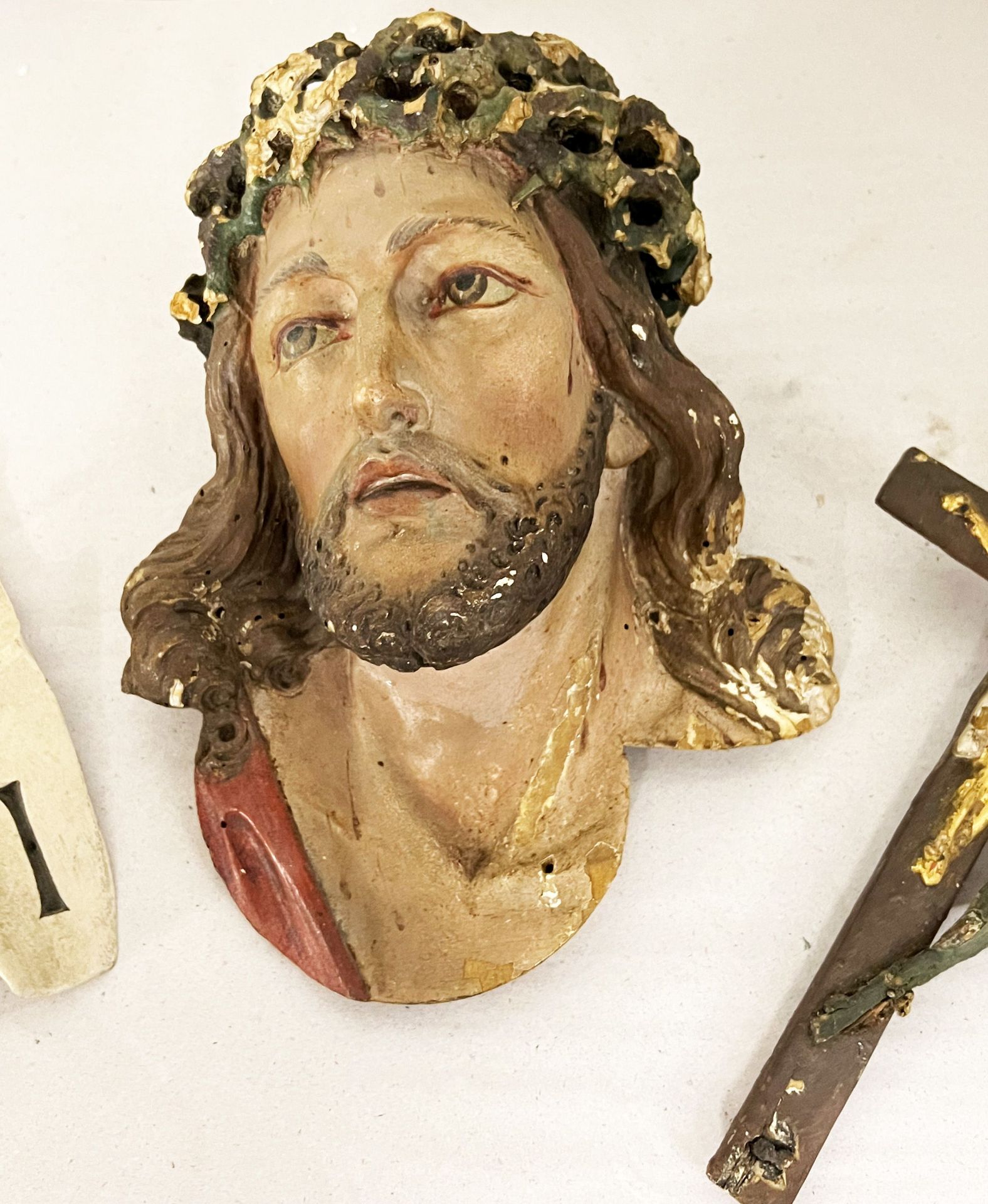 Christuskopf/ head of Christ. 19. Jh., farbig gefasst, H. 22 cm. Dazu INRI Schild und ein - Image 2 of 3