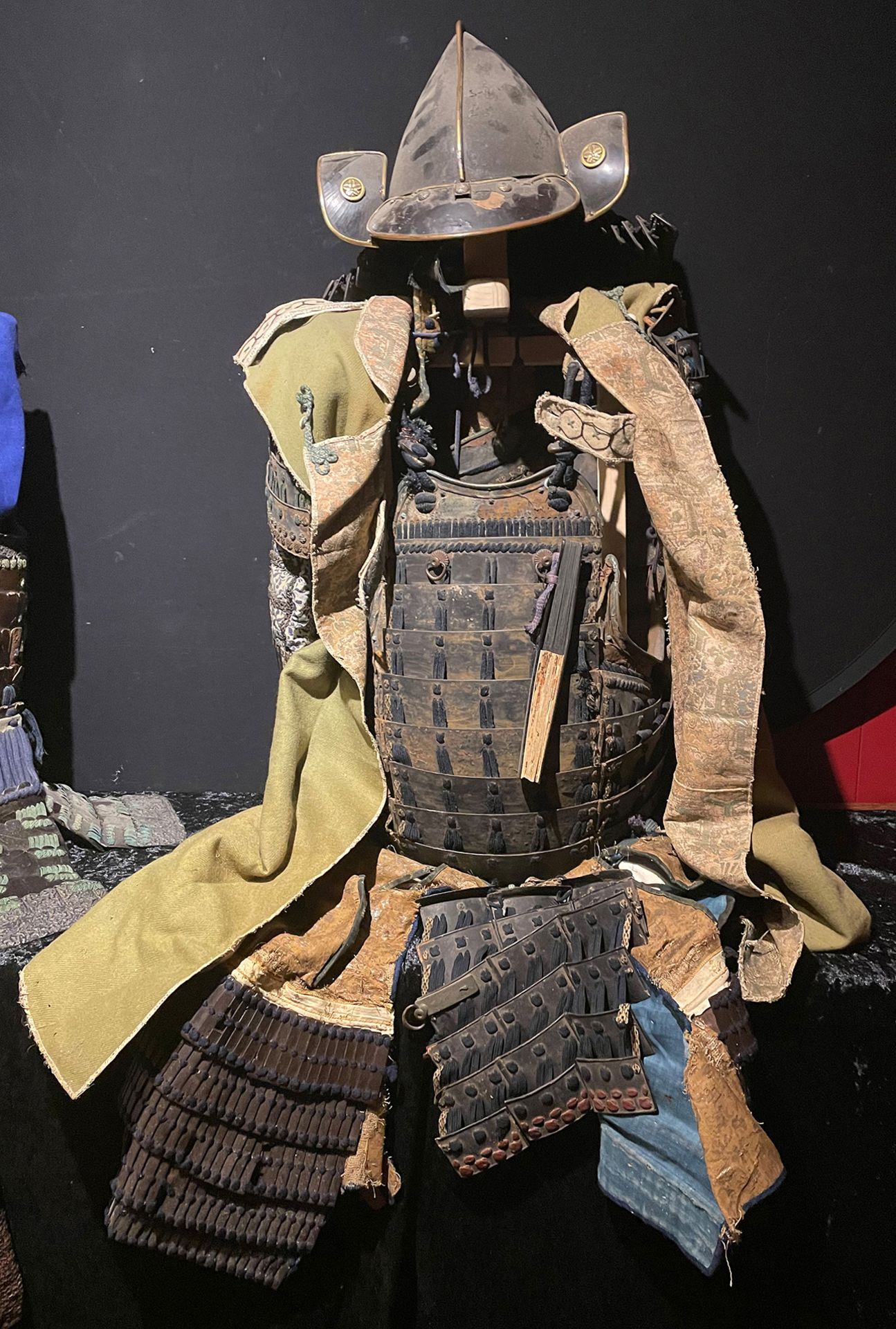 Rüstung, Japan, Samurai- u. Edo-Zeit (Zugabe Helm), Höhe ca. 80 cm. Armor, Japan, Samurai and Edo