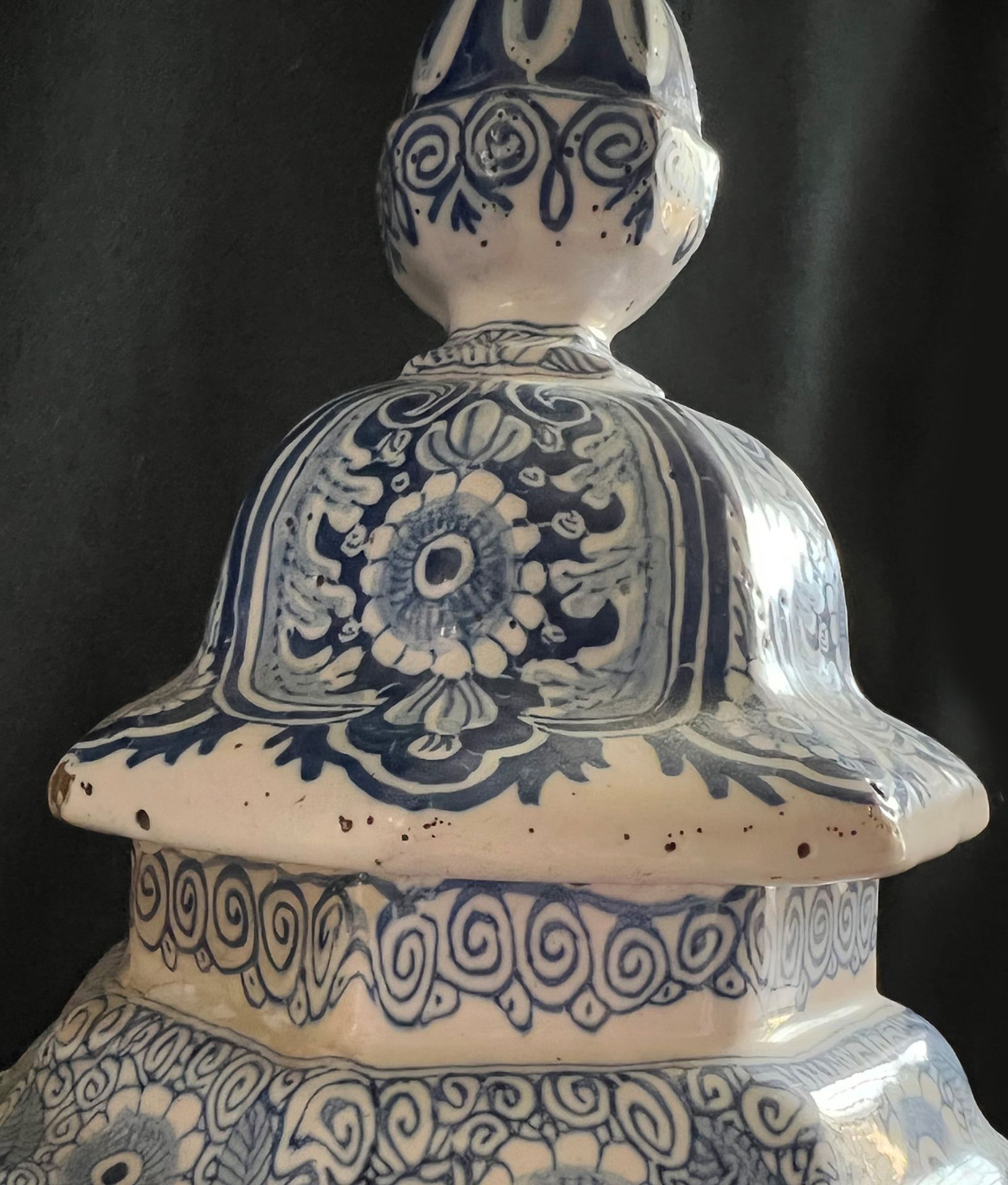 2 Deckelvasen / two vases with lid, Delft, 18. Jh., Blumen- und Vogeldekor, Altersspuren, - Bild 8 aus 8