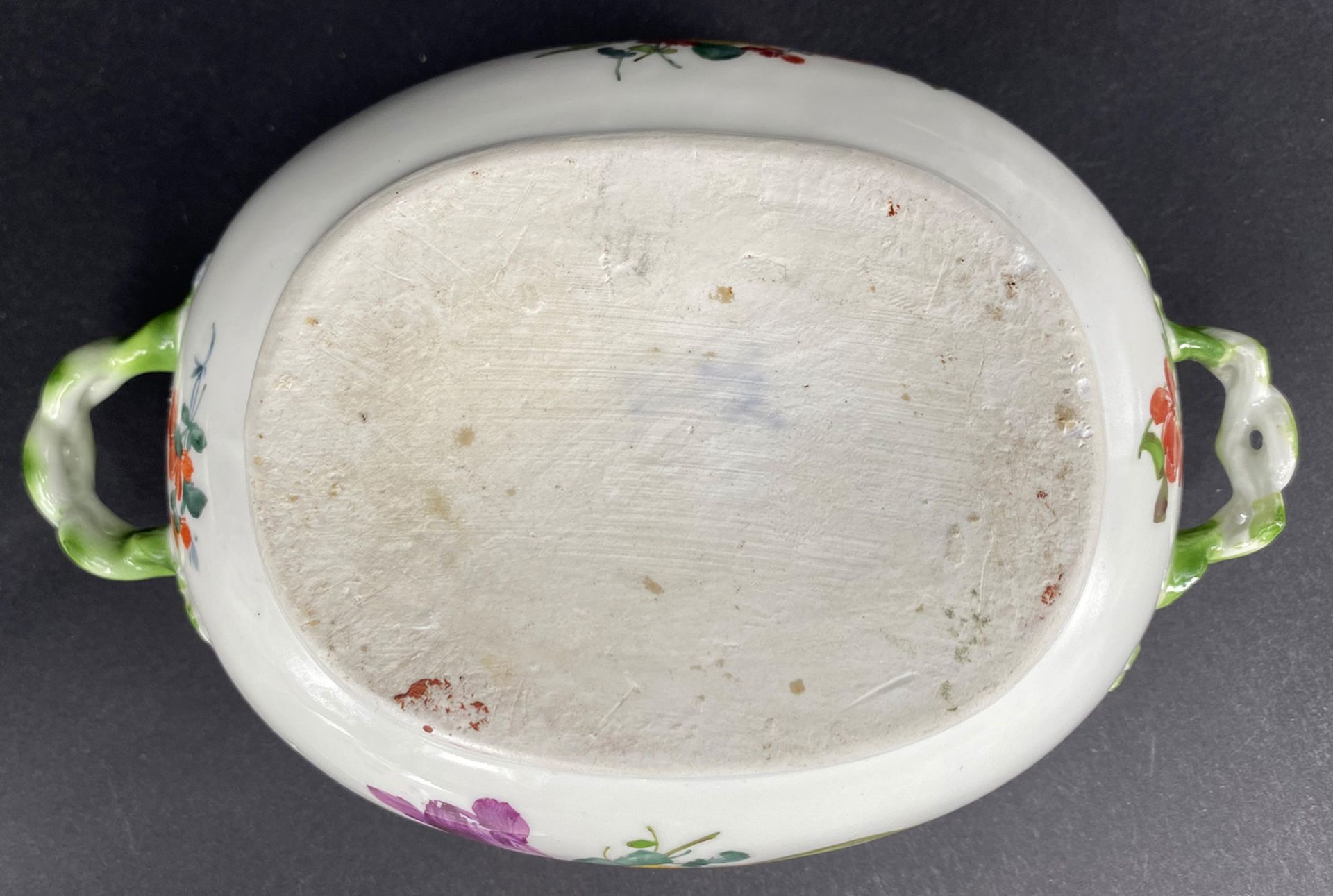 Meissen, Konvolut aus drei Tässchen und Deckeldose: Ovale Dose mit reliefiertem Flechtdekor, - Image 4 of 4