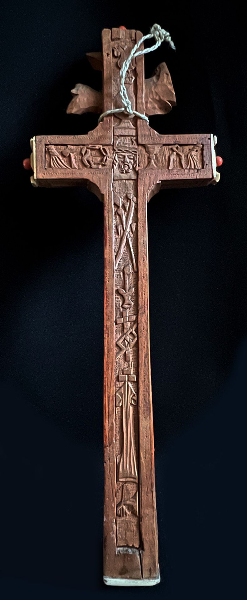 Konvolut Kruzifixe / collection of crucifixes. Teils frühes 19. Jh., bestehend aus: Standkreuz, im - Bild 4 aus 8