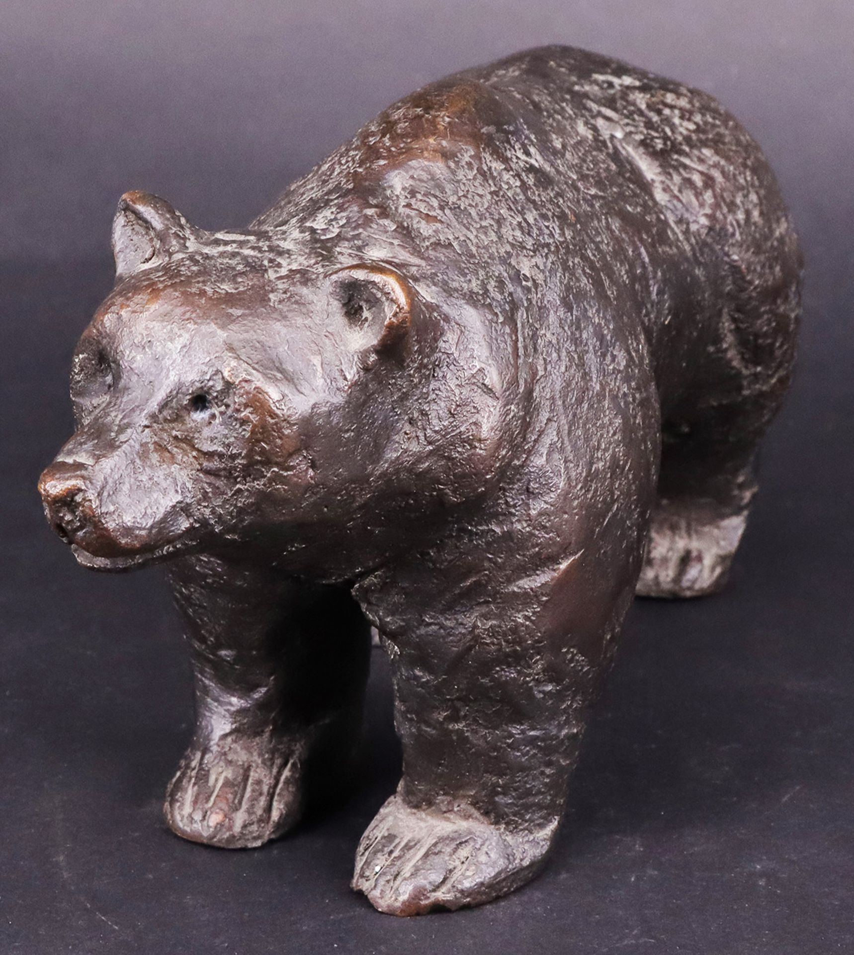 Bär, Bronze. Würzburg, um 1990, Ka Sal, 12 x 21 x 9,5 cm / Bear, bronze. Würzburg, around 1900, Ka - Image 4 of 4