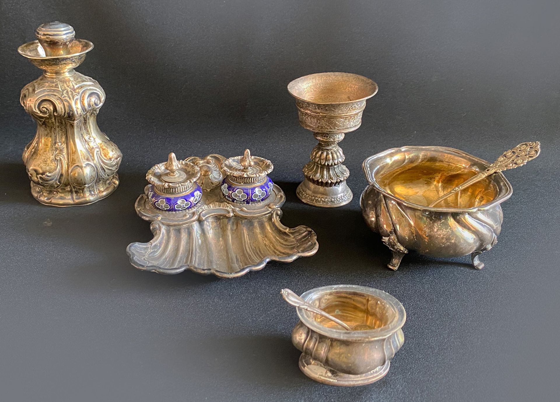 Konvolut Silber, insgesamt 7 Teile: Flasche mit ornamentalem Dekor und schmalem Stöpsel, 13-lätig.