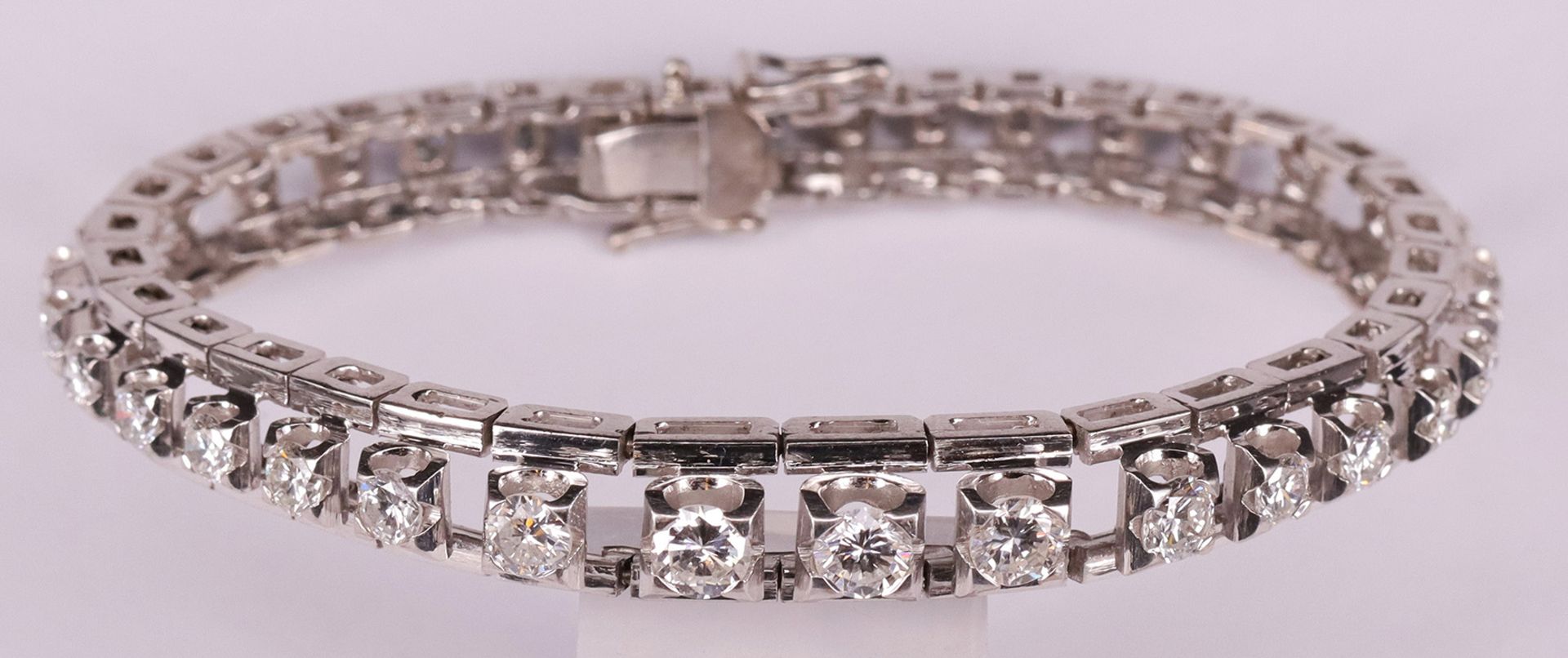 Armband mit Diamanten, 585er WG, mit 34 Brillanten, ca. 6 ct, davon die größten mit je 5 mm D.