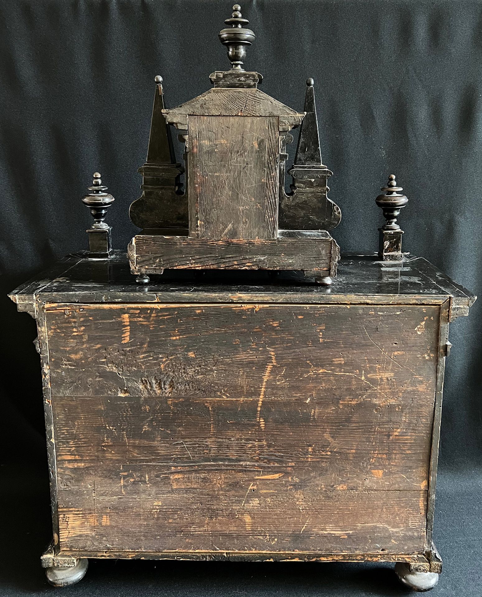 Kabinettschränkchen mit Aufsatz, Italien, 17. Jahrhundert, Holz, furniert, Schildpatt. Mit Zinnen, - Image 4 of 4