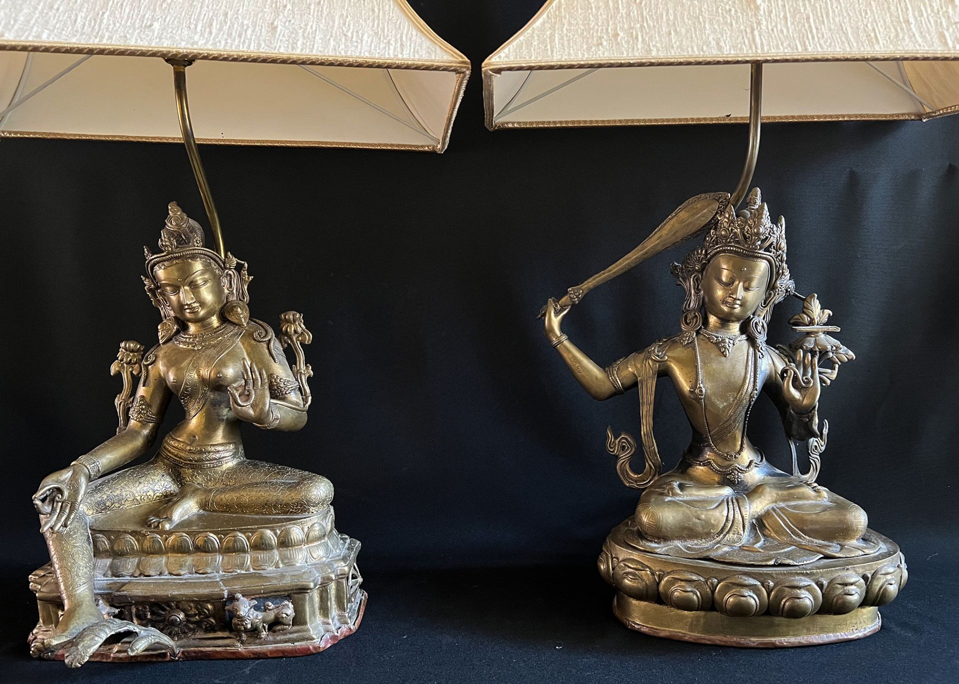 2 Buddha Figuren, 19./20. Jh., Bronze, teils vergoldet, Altersspuren, H. der Figuren 40,5 cm. Als - Bild 6 aus 10