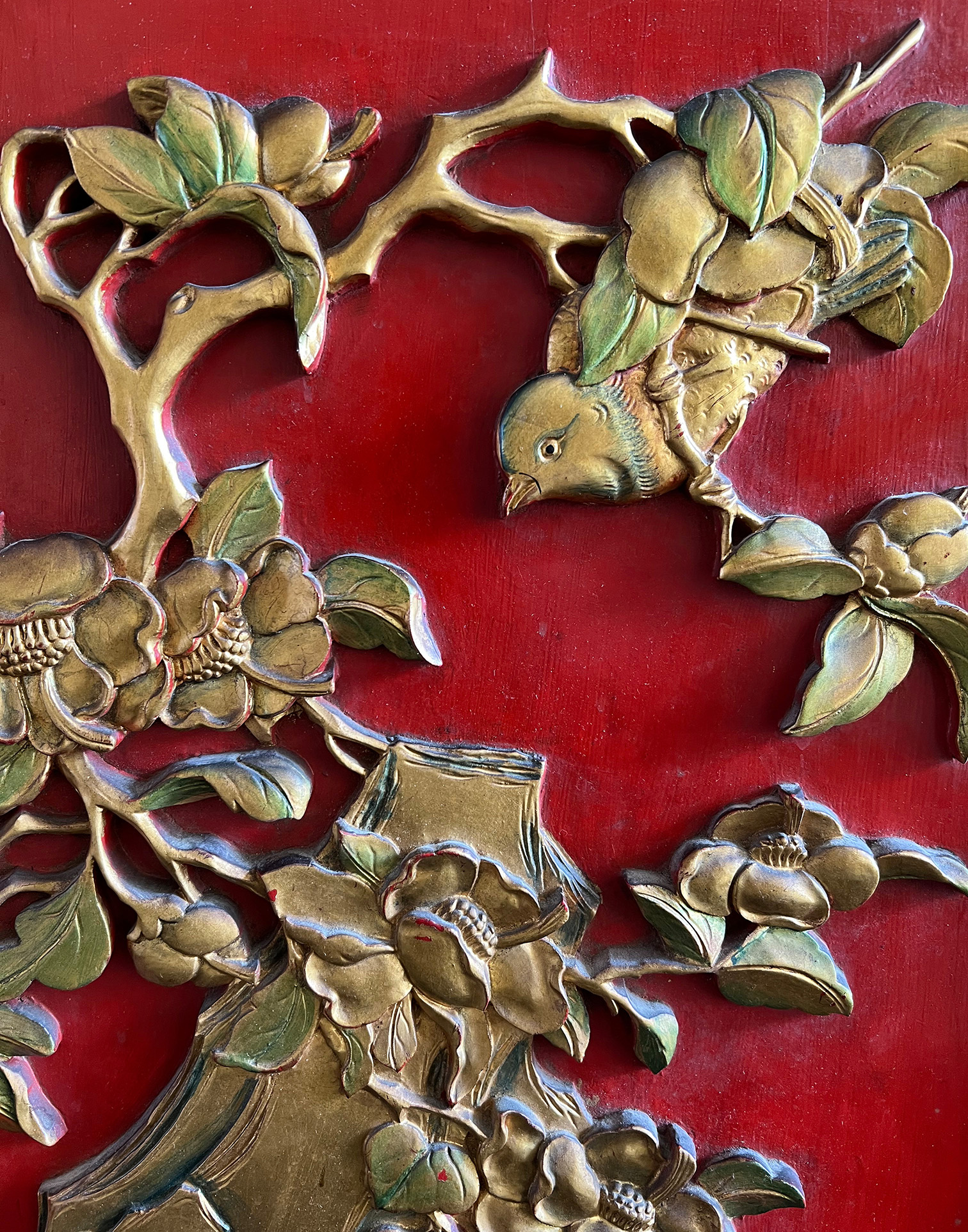 China, 19. Jh., Wandpaneele mit Blumen und Vögeln, Holz, geschnitzt, rotgrundig, vergoldet, - Image 5 of 8